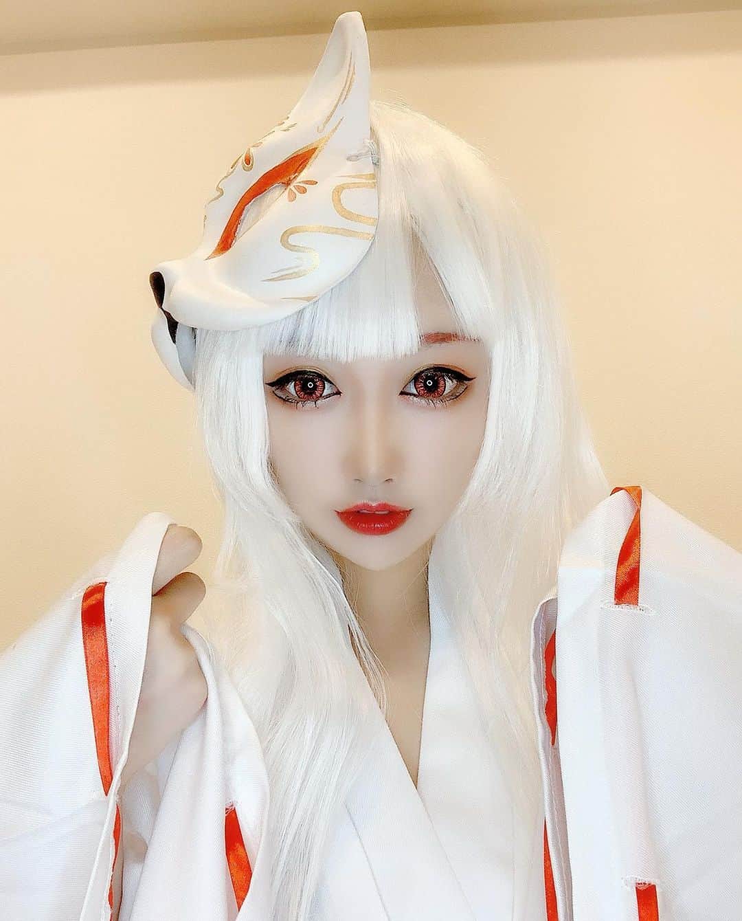 若月雅のインスタグラム：「【創作コスプレ／狐巫女】 . . やっぱり和装がだいすき🦊⛩ 創作キャラでもスタジオ入りたいなーヽ(´▽｀)/ . まだまだイベントは自粛だから、イチナナ配信に来て下さる方々とはお話出来て楽しいです✨✨ . #創作コスプレ #和装　#狐　#巫女 #コスプレイヤーさんと繋がりたい  #カメラマンと繋がりたい  #イチナナライバー」