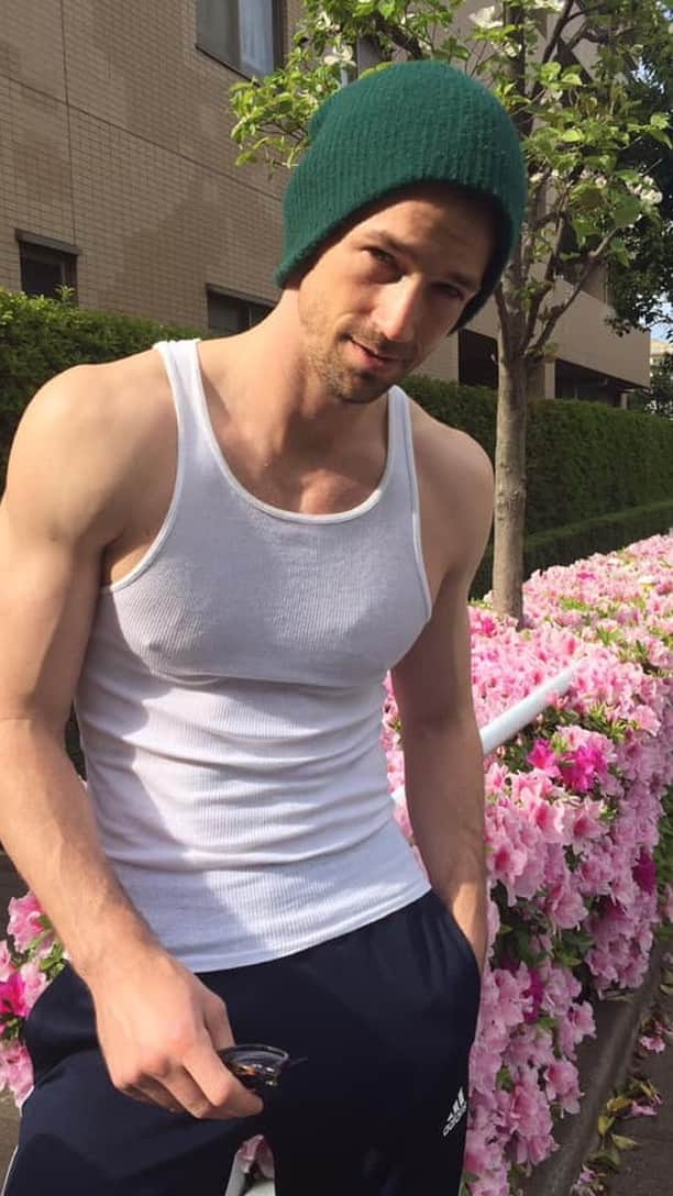ジョサイア・ハーリーのインスタグラム：「I always love to chat before the workout and check-in with you all.  If you want to get straight to the workout: Ab workout instructions start at 1 min :42 4 Min Ab drill starts at 5 min :33 4 Min Plank challenge starts at 10 min into the video. Pax!」