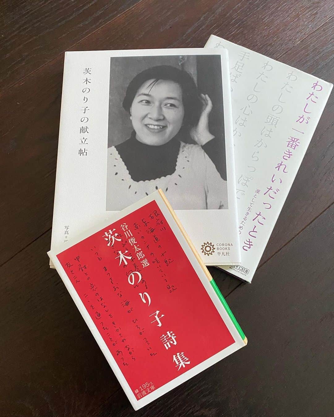 鈴木保奈美さんのインスタグラム写真 - (鈴木保奈美Instagram)「詩を読むのはあまり得意ではないのですが、この人だけは特別。憧れの女性。かっちょいいのよー。 『わたしが一番きれいだったとき』は、今まさに胸に響きます。 #茨木のり子  #mylibrary」4月24日 12時40分 - honamisuzukiofficial