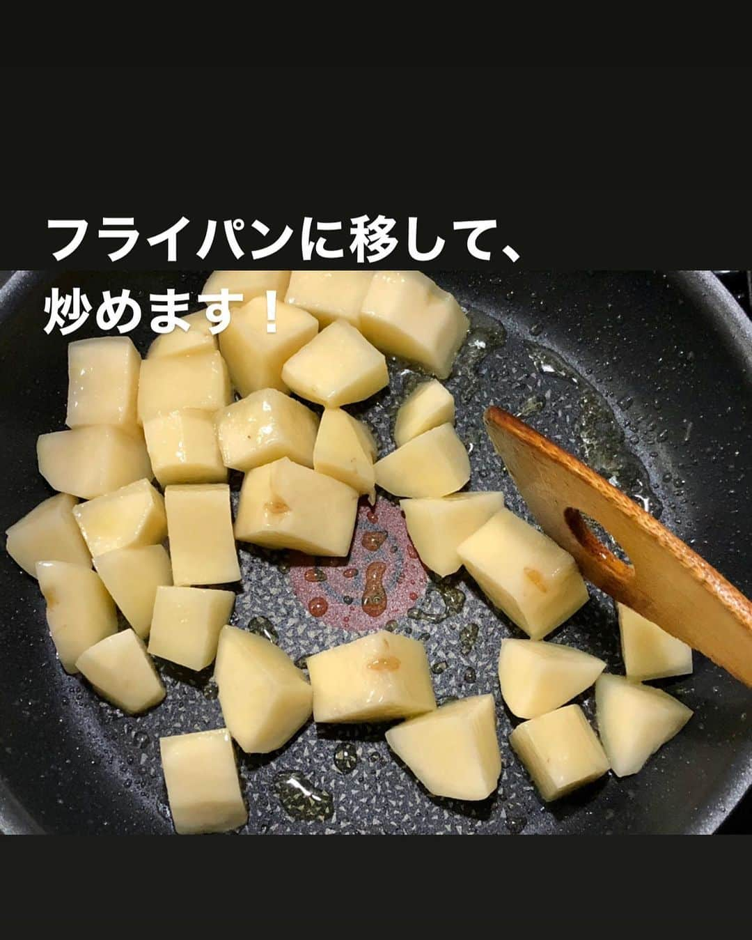 utoshさんのインスタグラム写真 - (utoshInstagram)「【レシピ付】鶏もも肉とジャガイモのトマト煮。﻿ ﻿ トマト缶の美味しいレシピ。カチャトーラ風「鶏もも肉とジャガイモのトマト煮」作りました。﻿ このレシピのポイントは、コンソメとか、入れてないってことです。味付けは塩と、ちょっと和風テイストにしたかったのでしょう油をひと回し、そんなレシピにしてみました。﻿ ﻿ パスタ用でトマト缶が沢山あるよって人にオススメのレシピです。﻿ ﻿ こういうシンプルなレシピを作ると、味付けこれだけで大丈夫ですか？というお声を頂く事がありますが、大丈夫なんです。﻿ この中で一番味をつけてくれているのは塩でもしょう油でもなく「玉ねぎ」なんです。これがあるかないかで美味しさが変わる。﻿ こういう、具として入っている物から味がでるって事を覚えると、海外っぽい料理は作りやすくなると思います。﻿ ﻿ ぜひお試しあれ。﻿ ﻿ ﻿ レシピはこちら↓﻿ ＿＿＿＿＿﻿ ﻿ 鶏もも肉とジャガイモのトマト煮（2人分）﻿ ﻿ 【材料】﻿ 鶏もも肉 1枚﻿ じゃがいも（中サイズ）2個﻿ 玉ねぎ 半分﻿ トマト缶 1缶﻿ ﻿ オリーブオイル 大さじ2﻿ 追加用オリーブオイル　大さじ1﻿ 塩 小さじ1﻿ しょう油 小さじ2﻿ ﻿ バジル（トッピング用） 適量﻿ ﻿ ﻿ 【作り方】﻿ （1）鶏もも肉は8〜10等分にする。ジャガイモは一口大に切る。玉ねぎはみじん切り。トマト缶はホールトマトの場合、ボウルに取り出し潰しておく。﻿ ﻿ （2）ジャガイモは耐熱皿に入れ、600wで1分半くらい、軽めに加熱し、油を引いたフライパンに移しいれ、焦げ目が付くまで焼く。﻿ ﻿ （3）鶏もも肉と玉ねぎを入れ、オリーブオイルを追加で足して、鶏もも肉の表面が色がつくまで炒めあわせる。﻿ ﻿ （4）トマト缶を加え、塩としょう油を加えて5分くらい炒めあわせてトマト缶の水分を飛ばしたら完成。お皿に盛り付け、バジルをお好みでトッピングする。﻿ ﻿ ＿＿＿＿＿﻿ ﻿ ﻿ ぜひ作ってみてくださいね。﻿ No local No food おいしく楽しく！﻿ ﻿ ﻿ ﻿ #カチャトーラ #じゃがいもカチャトーラ #ややはつレシピ #とりあえず野菜食﻿ ﻿ #ellegourmet#lunch#brunch#breakfast#foodporn#instagramjapan#vsco#IGersJP#onthetable#ランチ#おうちカフェ#うちごはん#暮らし#フーディーテーブル﻿ #cooking#homemade#おうちごはん#朝ごはん#japanesebreakfast#f52grams」4月24日 12時37分 - utosh