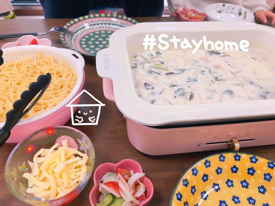 南まりかのインスタグラム：「. パスタが食べたいという娘🍴 なので簡単なスープパスタを一緒に作りました✨  パスタ茹でてる間にスープが完成✌︎. . #bruno #ホットプレート #ランチ  #おうち時間 #おうちごはん #お手伝い  #3歳女の子 #女の子のママ」
