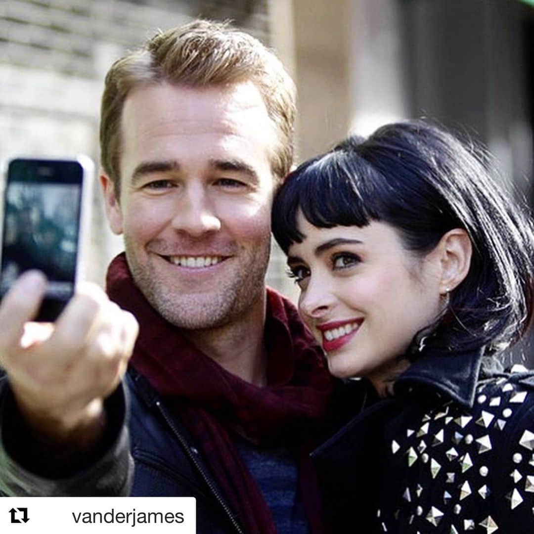 クリステン・リッターさんのインスタグラム写真 - (クリステン・リッターInstagram)「Join us tomorrow Friday at 12pmPST! 🥳🥳 #Repost @vanderjames ・・・ IG live FRIDAY at noon PST w/ the woman, the myth, the legend... the Chloe to my Fake James, the one and only Jessica Jones, @therealkrystenritter (shown here taking one of the first-ever selfies with an early-gen iPhone 😂) Submit your questions in the comments! #apt23 #donttrustthebitchinapt23 #jessicajones」4月24日 12時45分 - therealkrystenritter