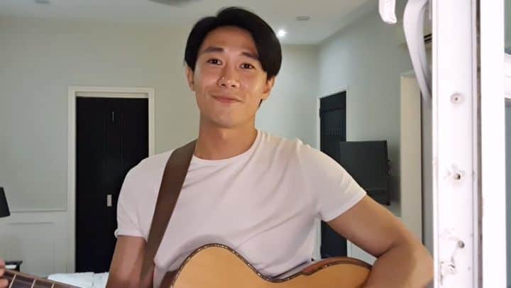 デスモンド・タンのインスタグラム：「Let's sing 'Home' together as a nation to show our appreciation to our medical heroes who are fighting round-the-clock for us. 🇸🇬 Let's also sing for one another who are hustling hard to get over this period. It's times like this that we need to vocalise our love more. 💙 Let's #singtogetherSG as a nation, shall we? It'll be magical! 大家同心为彼此唱歌好吗?  Are you game? Here are the 3 steps to #singtogetherSG on Sat 25 April 7.55pm  1) Go to meWATCH, meLISTEN, Mediacorp TV channels, radio stations, social media platforms, Camokakis radio stations, SPH Radio stations or Gov.sg FB  2) Gather your family with flashlights at your home windows or balconies to sing ‘Home’. 3) Record yourselves and your neighbourhood from your home [in landscape mode], share your videos* or sing along LIVE on FB & IG, with the hashtags #singtogetherSG, #SingaporeTogether and #stayhomeforSG. *Set your post public to share it with us*. You might just see yourself in a video compilation at 10.30pm on the same day! *If your post is public & comes with these hashtags (#singtogetherSG, #SingaporeTogether, #stayhomeforSG), Mediacorp might use your video!」