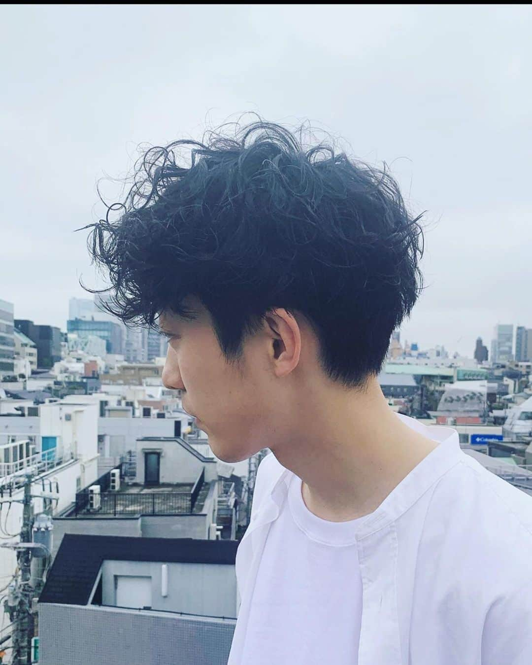 並木一樹さんのインスタグラム写真 - (並木一樹Instagram)「ハードなパーマの時ヘアスタイル🌿 ・ ・ 今自分にできること、すべき事、その選択が未来を変える。 ・ shirt:comoli #ナミキパーマ #ナミカズ #comoli#studionicholson #コモリ#バンドカラーシャツ#ジョジョ立ち#ジョジョの奇妙な冒険#スパイラルパーマ#メンズパーマ」4月24日 12時56分 - casi_namiki