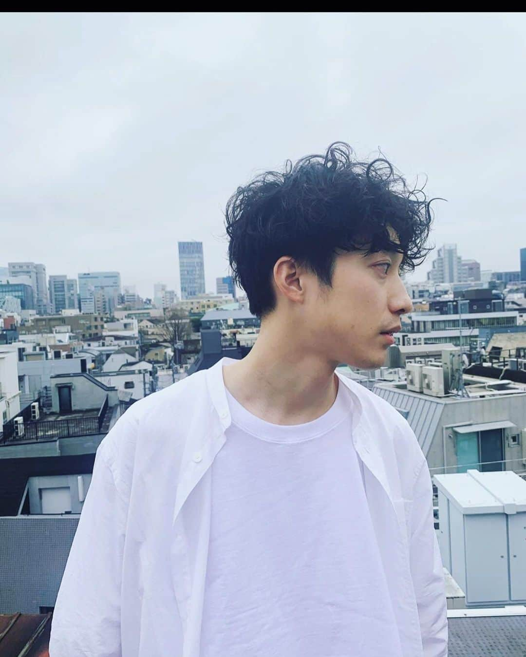 並木一樹さんのインスタグラム写真 - (並木一樹Instagram)「ハードなパーマの時ヘアスタイル🌿 ・ ・ 今自分にできること、すべき事、その選択が未来を変える。 ・ shirt:comoli #ナミキパーマ #ナミカズ #comoli#studionicholson #コモリ#バンドカラーシャツ#ジョジョ立ち#ジョジョの奇妙な冒険#スパイラルパーマ#メンズパーマ」4月24日 12時56分 - casi_namiki