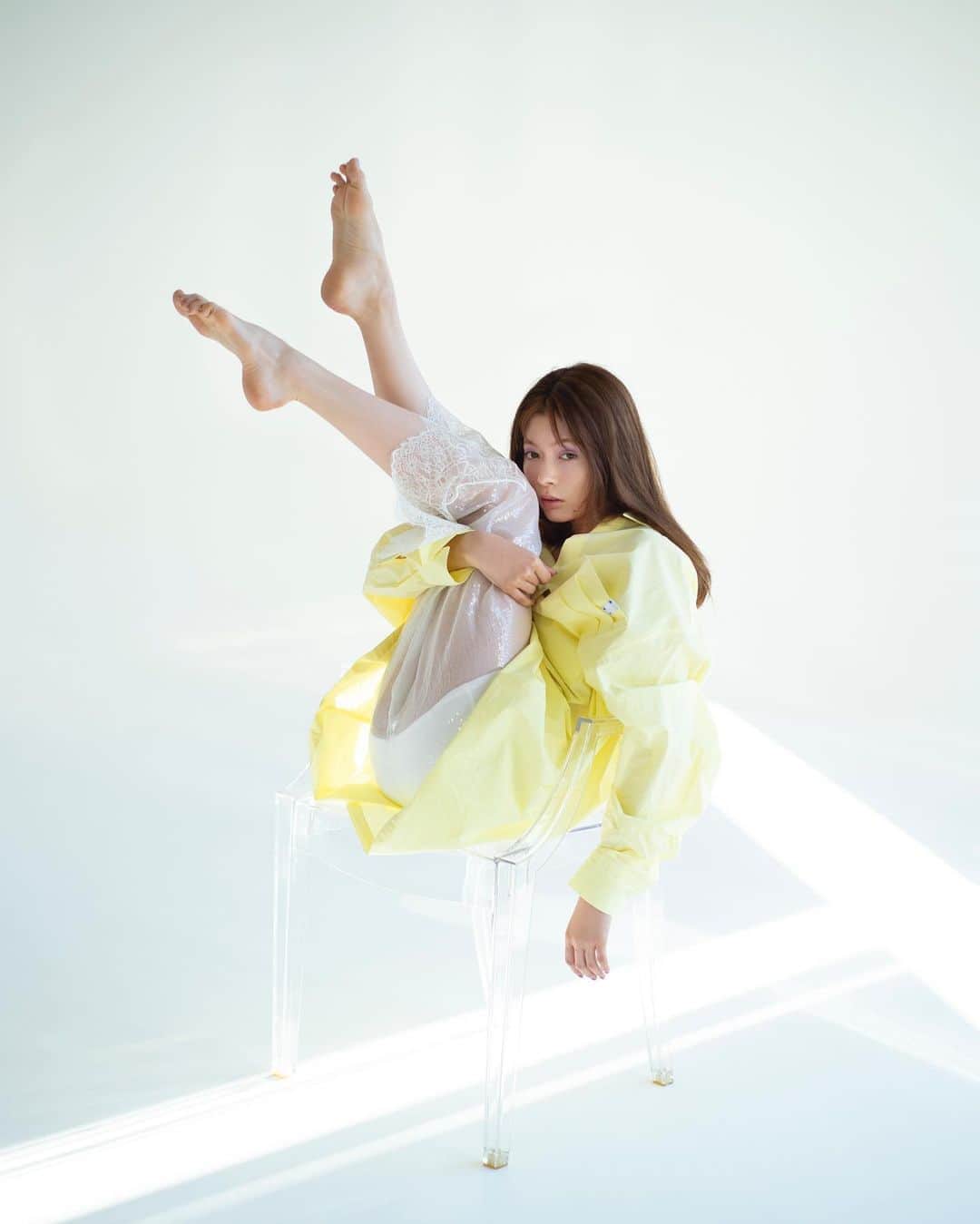 花盛友里のインスタグラム：「Shooting for @vivi_mag_official  やぎちゃんの体の柔らかさに感激した日。  早く普通に撮影できるようになりたいよおおおお。写真が撮りたいよー！！！」
