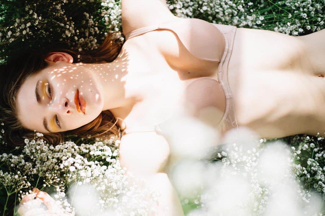 花盛友里のインスタグラム：「Shooting for @peachjohn_official  ピーチジョンのスクラブが非常にお気に入り！ 毎日子供二人と入ってるとスクラブとか出来ない日多々あるけど、、できる日は至福の時。」