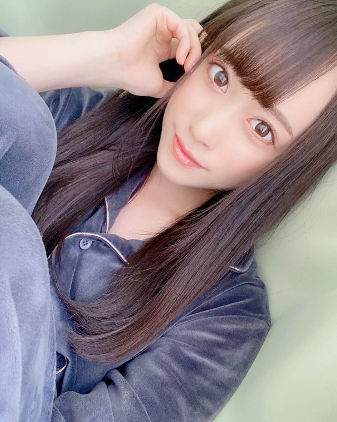 のインスタグラム：「✿﻿ ﻿ おうち時間～〜～🏠﻿ こういうパジャマ好きで 着がちなんだよなあ🌸﻿ 男性目線でも女性目線でも どんなパジャマが人気なのか気になる🤔 ﻿ ﻿ #クルーズグループ #av女優 #AV﻿ #セクシー女優 #桐山結羽 ﻿ ﻿#おうち時間 #パジャマ」