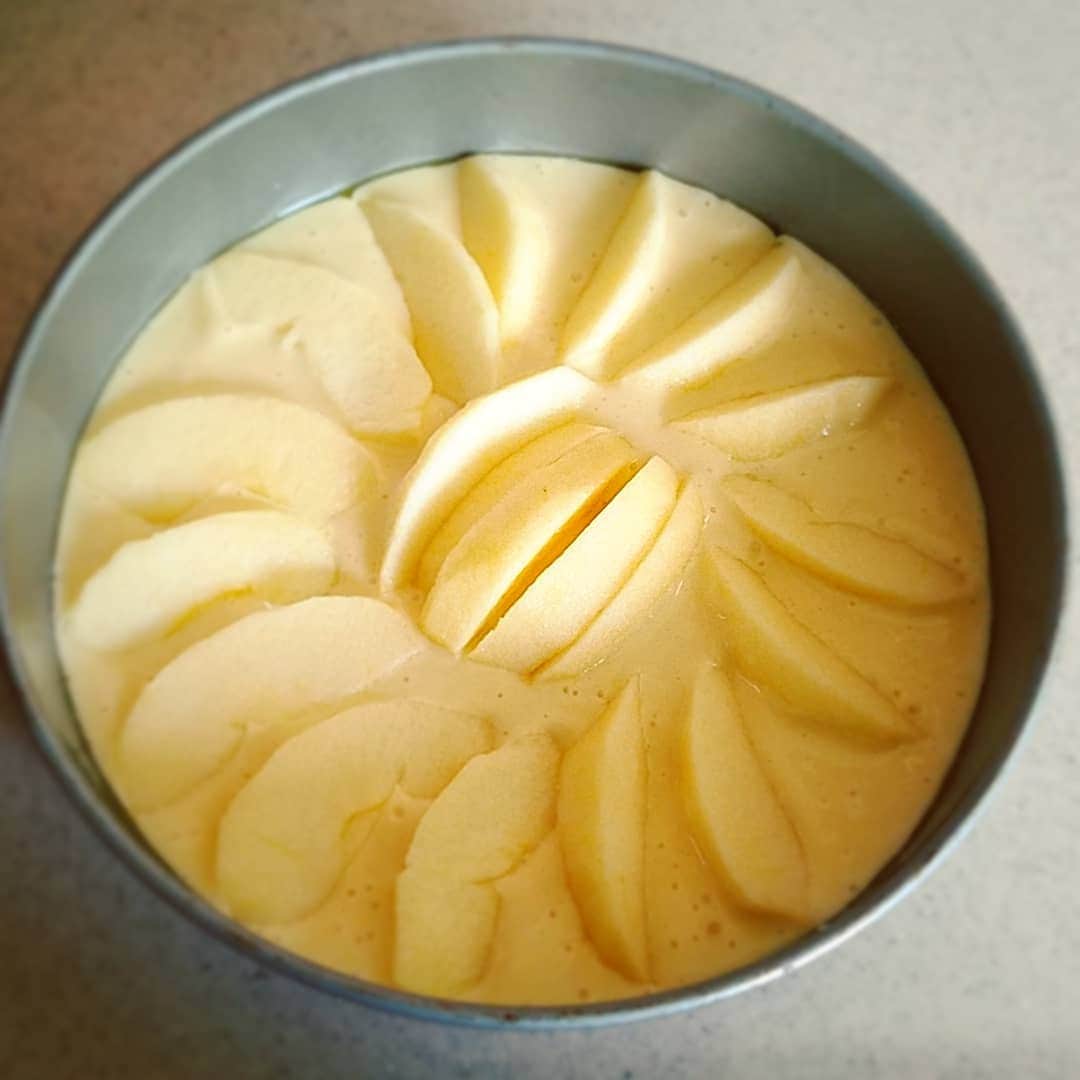 常世晶子さんのインスタグラム写真 - (常世晶子Instagram)「ホットケーキミックスを使ったりんごのクラフティ🍎＆スープを朝食に😊 ホットケーキの生地に溶かしバターと砂糖を足して、リンゴを乗せ乗せして焼いただけ。  #簡単なのばかり #焼き焼き #作るの楽しい #食べるの楽しい #😋🍴 #stayhome #アナウンサー  #お菓子女子ではない」4月24日 13時03分 - tokoyo_shoko