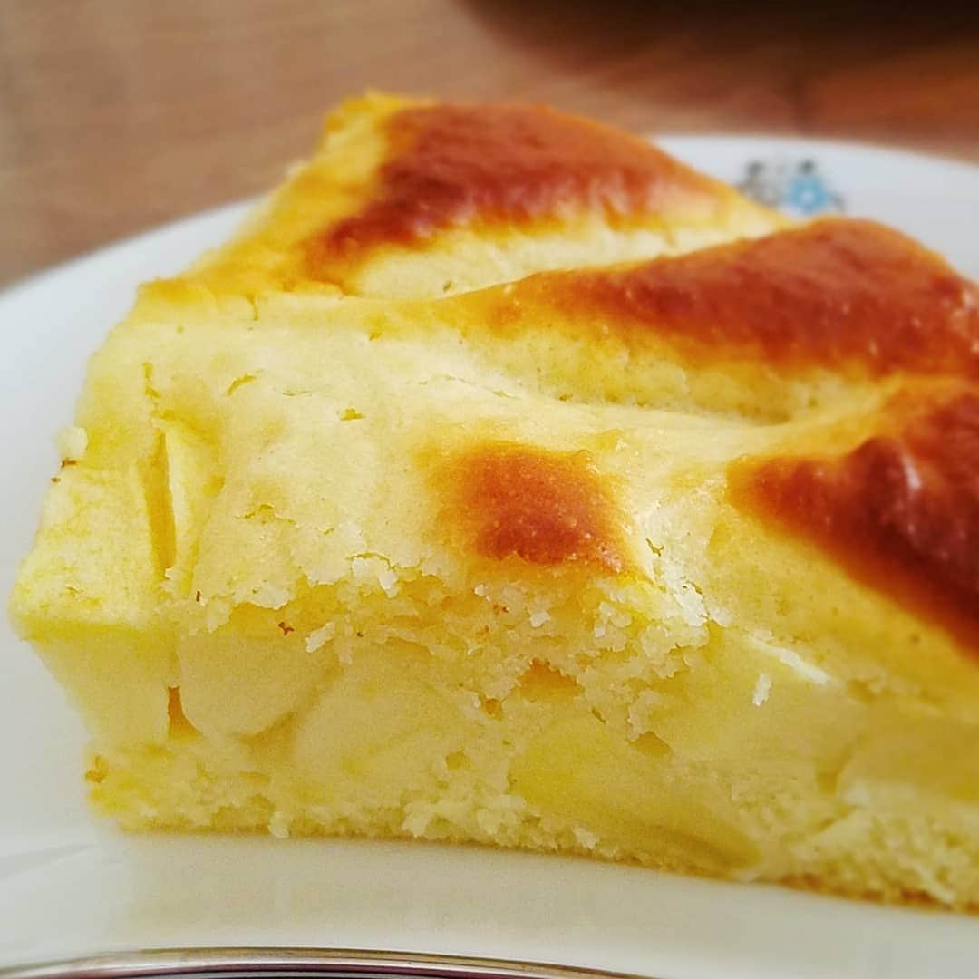 常世晶子さんのインスタグラム写真 - (常世晶子Instagram)「ホットケーキミックスを使ったりんごのクラフティ🍎＆スープを朝食に😊 ホットケーキの生地に溶かしバターと砂糖を足して、リンゴを乗せ乗せして焼いただけ。  #簡単なのばかり #焼き焼き #作るの楽しい #食べるの楽しい #😋🍴 #stayhome #アナウンサー  #お菓子女子ではない」4月24日 13時03分 - tokoyo_shoko