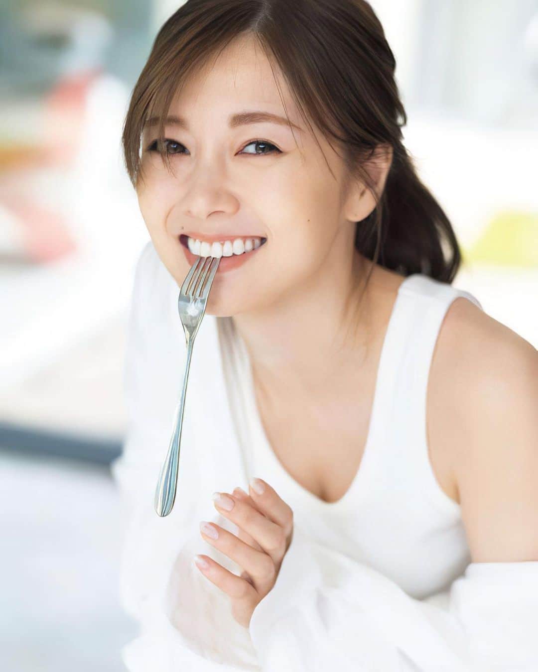 川上舞乃のインスタグラム：「発売中の、ヤングマガジン  表紙巻頭　白石麻衣さんスタイリング致しました🍰🍴 #ヤングマガジン  #白石麻衣 #乃木坂46」