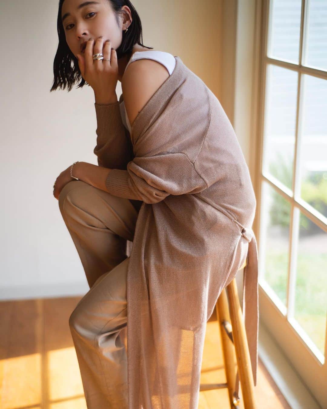 花盛友里のインスタグラム：「Shooting for @elura_official  なぎささん、いつもちびちゃん連れて仕事行ってるんだって。この日もちっちゃなボクが一緒に来てたんだけど、ほんとお母さんすごいなぁ。。！ @elura_official の服たちお手頃なのに使える服が多くて素晴らしいー！」