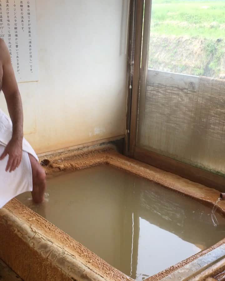 パンツェッタ・ジローラモのインスタグラム：「日本#温泉 #大好き #だけど #熱い #死にそう #ilove #bagnitermali #hotsprings #tohot #superyabai #やばい」
