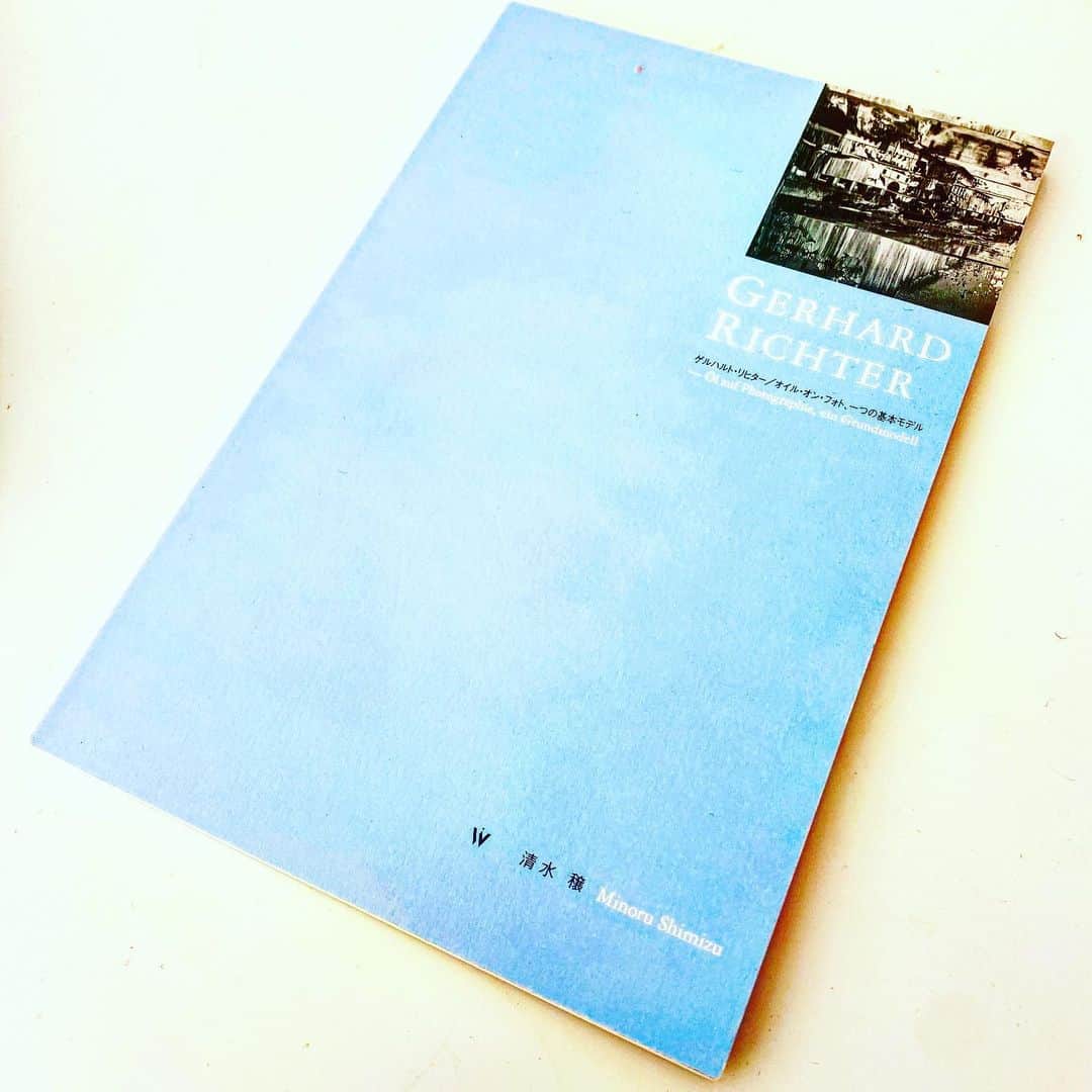 のインスタグラム：「#bookcoverchallenge、4日目。ゲルハルトリヒターの本は写真論/絵画論も伝記もハンスオブリヒトとの対話も全て読んでいるけど、清水穣さんによるこの小さな本が一番核心的で読みやすく、気付くことも多かったかも。日英なのも素晴らしい。ワコーワークスから出版されてるんだけど他にもたくさん良書があるから今のうちに買い占めをオススメします。バトン、渡し忘れてたけど良い本たくさん読んでそうな @tasukumizuno に託します🧏🏻‍♂️ #gehardrichter」