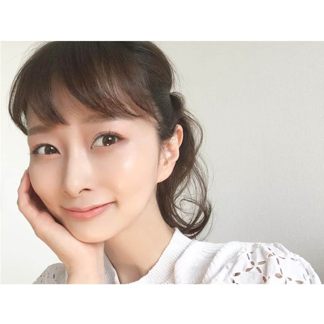 石井美保さんのインスタグラム写真 - (石井美保Instagram)「2年前にご紹介して以来、絶大な信頼を寄せていたクラランスの美白美容液に、この春パワーアップバージョン、ブライトプラス ブライトニング セラムが登場！  紫外線だけではなく、大気汚染が肌をくすませるのは、もはや個人的な実感として間違いないと思っています。今までのアセロラ由来の美白（美白とは、メラニンの生成を抑え、シミ・ソバカスを防ぐこと)テクノロジーと新しい処方で、澄んだ空気のような透明感のあるお肌を目指したい。  今年の美白は透明感がカギ！さらりとしたテクスチャーなので真夏も気持ちよく使えますよ。今はおこもりが多いですが、お家の中で美白貯金しましょうね。私は毎日ルミエラブとビタミンCは欠かさず摂っていて、内側からと外側から美白ケアすることを心がけています。  お外に出る時は、紫外線はもちろん、チリ・ほこりなどの微粒子から保護してくれるブライトプラス ブライトニング クッションファンデーションを。ブライトプラス ブライトニング セラムにも配合されている植物エキスの入ったファンデが、輝きのある肌を演出してくれます。SPF 50/PA+++でしっかりUVブロックしながらも軽いつけ心地。@clarinsjp #クラランス #美白ケア #スキンケア #美白美容液 #酸素美白肌 #CLARINS_PR」4月24日 13時31分 - miho_ishii