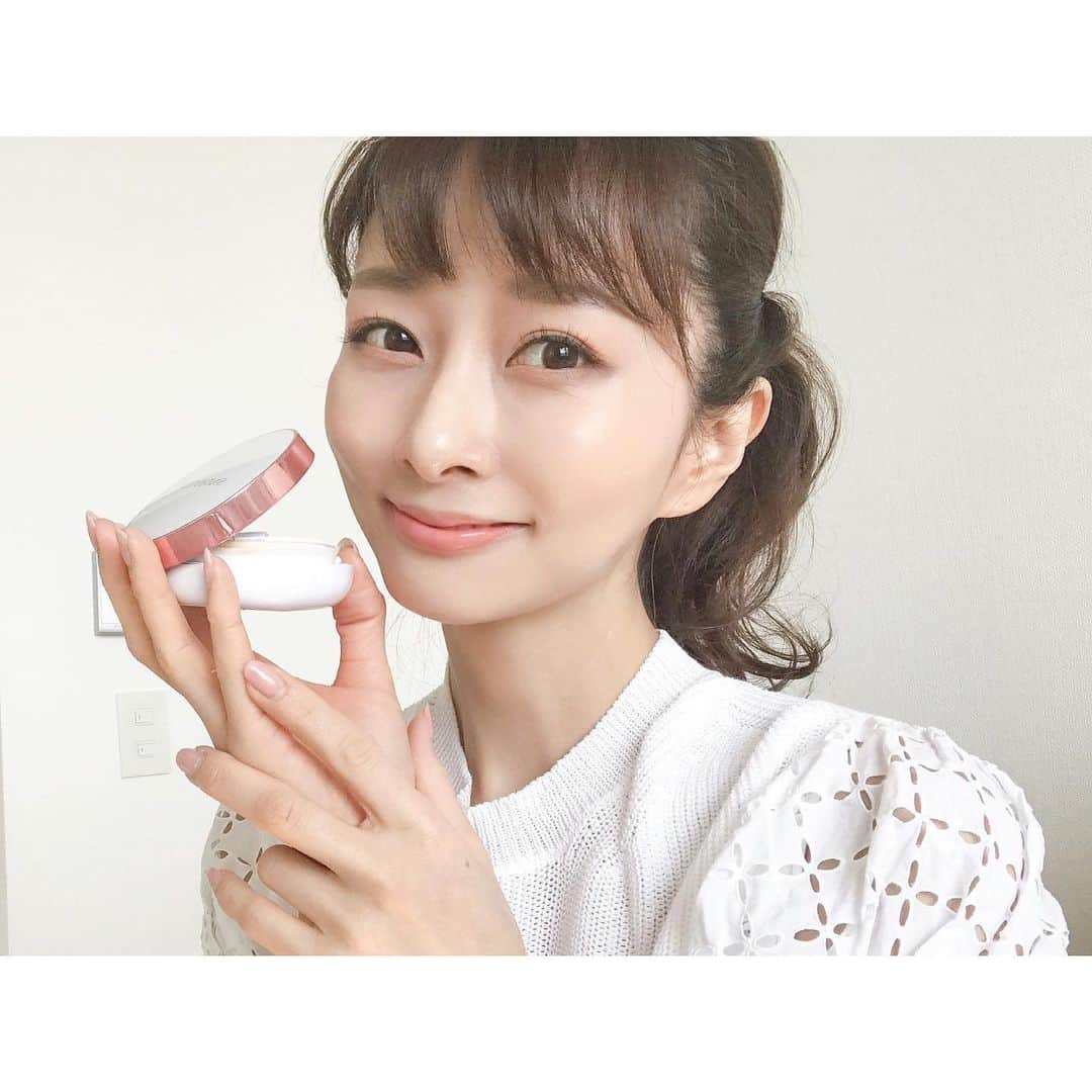 石井美保さんのインスタグラム写真 - (石井美保Instagram)「2年前にご紹介して以来、絶大な信頼を寄せていたクラランスの美白美容液に、この春パワーアップバージョン、ブライトプラス ブライトニング セラムが登場！  紫外線だけではなく、大気汚染が肌をくすませるのは、もはや個人的な実感として間違いないと思っています。今までのアセロラ由来の美白（美白とは、メラニンの生成を抑え、シミ・ソバカスを防ぐこと)テクノロジーと新しい処方で、澄んだ空気のような透明感のあるお肌を目指したい。  今年の美白は透明感がカギ！さらりとしたテクスチャーなので真夏も気持ちよく使えますよ。今はおこもりが多いですが、お家の中で美白貯金しましょうね。私は毎日ルミエラブとビタミンCは欠かさず摂っていて、内側からと外側から美白ケアすることを心がけています。  お外に出る時は、紫外線はもちろん、チリ・ほこりなどの微粒子から保護してくれるブライトプラス ブライトニング クッションファンデーションを。ブライトプラス ブライトニング セラムにも配合されている植物エキスの入ったファンデが、輝きのある肌を演出してくれます。SPF 50/PA+++でしっかりUVブロックしながらも軽いつけ心地。@clarinsjp #クラランス #美白ケア #スキンケア #美白美容液 #酸素美白肌 #CLARINS_PR」4月24日 13時31分 - miho_ishii