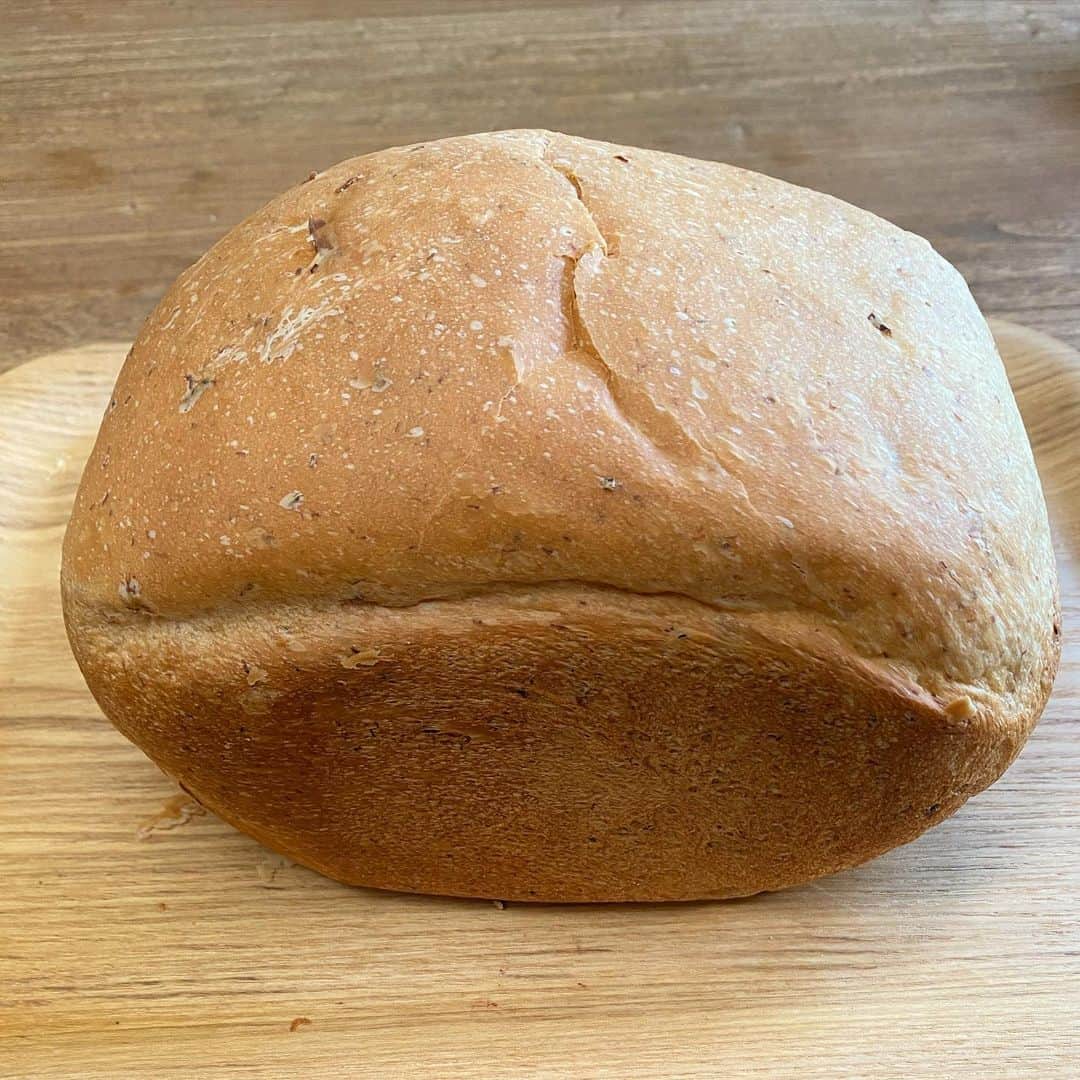 山田稔明さんのインスタグラム写真 - (山田稔明Instagram)「ベーコンとチーズが練り込まれたパンなんだけど、ベーコンもチーズも刻まれて溶けて、ただのパンに見える。すごくいい匂いがするけど写真では伝わらない。 #ymdパン」4月24日 13時34分 - toshiakiyamada