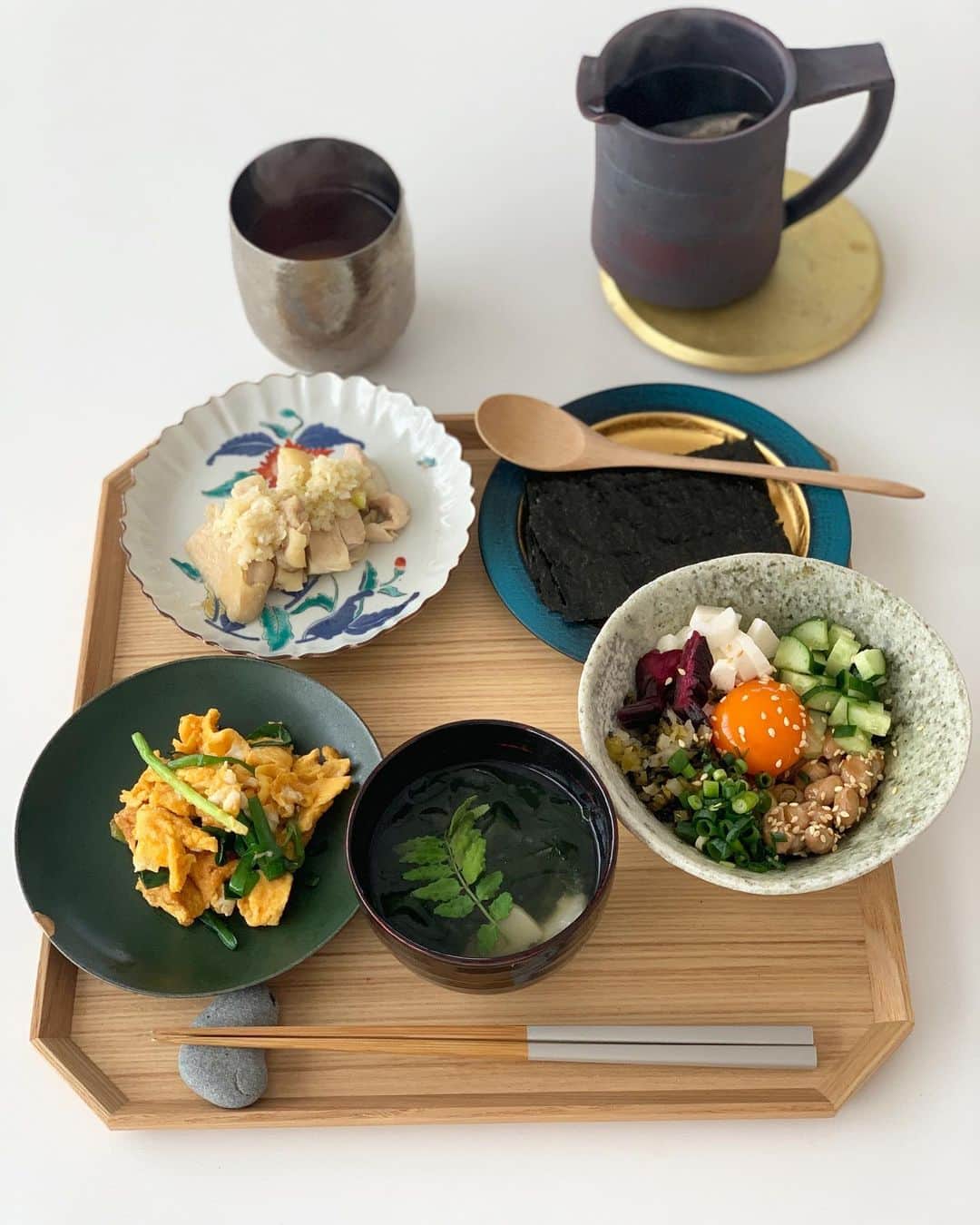 のインスタグラム：「・ ・ チーズケーキ食べてフラフープ左右⇆100回ずつやったからお昼もちゃんと食べるよ😋 ・ ・ ・ばくだん納豆と @numatanori の美味しい海苔 よく噛むように野菜はちょっと大きめにきゅうりと山芋 ・卵とニラの炒めたの ・茹で鶏にネギソースがけ　2枚茹でたのはこれにて完食 ・筍と生ワカメのお味噌汁  ご飯がわりに納豆でご馳走さまでした🙏🏻 夜はあまり野菜とビーツでミネストローネ作ろっと ・ ・ #life  #おうちごはん #おひるごはん #箸置きにしたのは昨年北海道の海岸で拾った想い出の石 #stayhome #staysafe #yukoずキッチン」