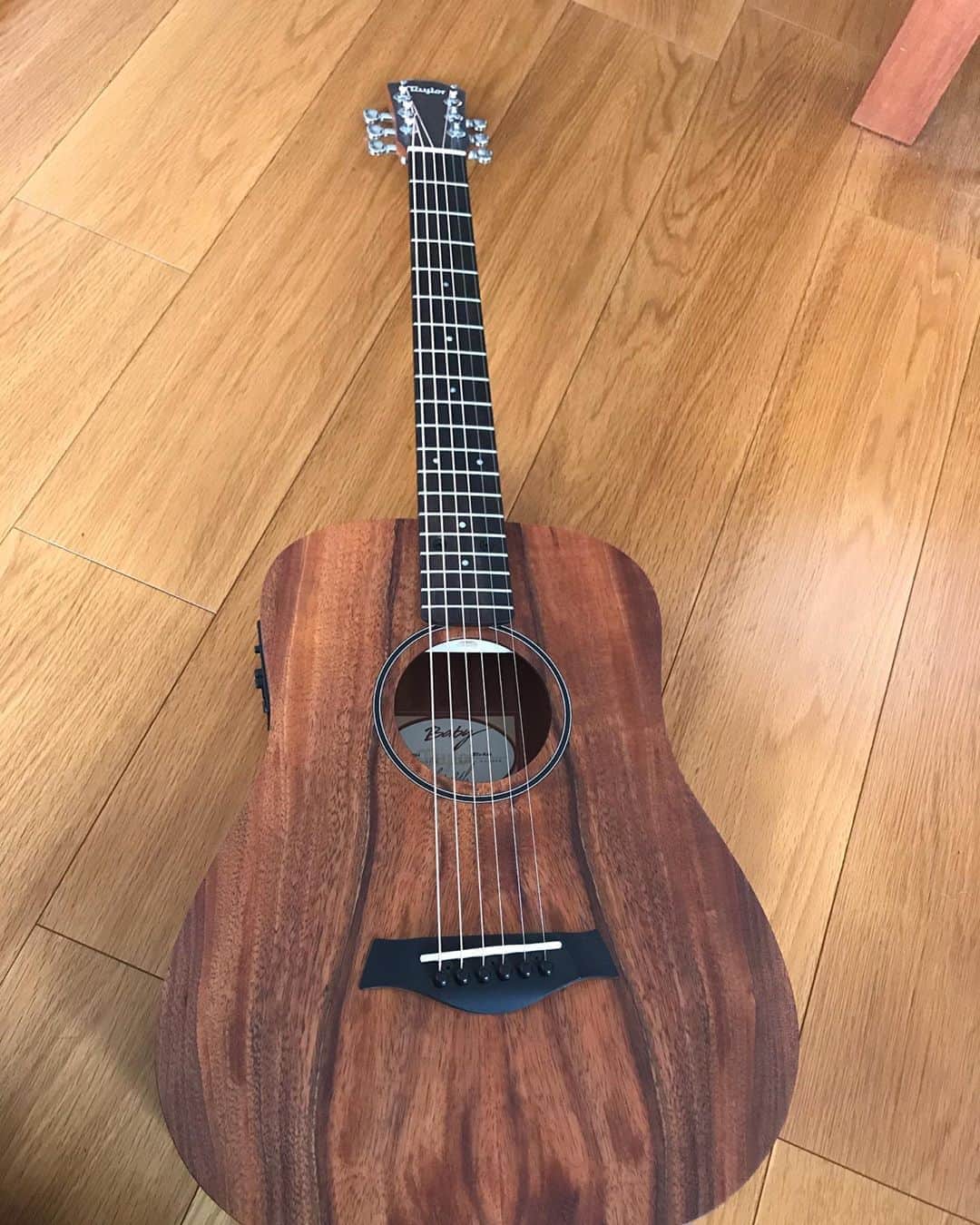のインスタグラム：「ギター来た！  #taylorbaby #taylorguitars」