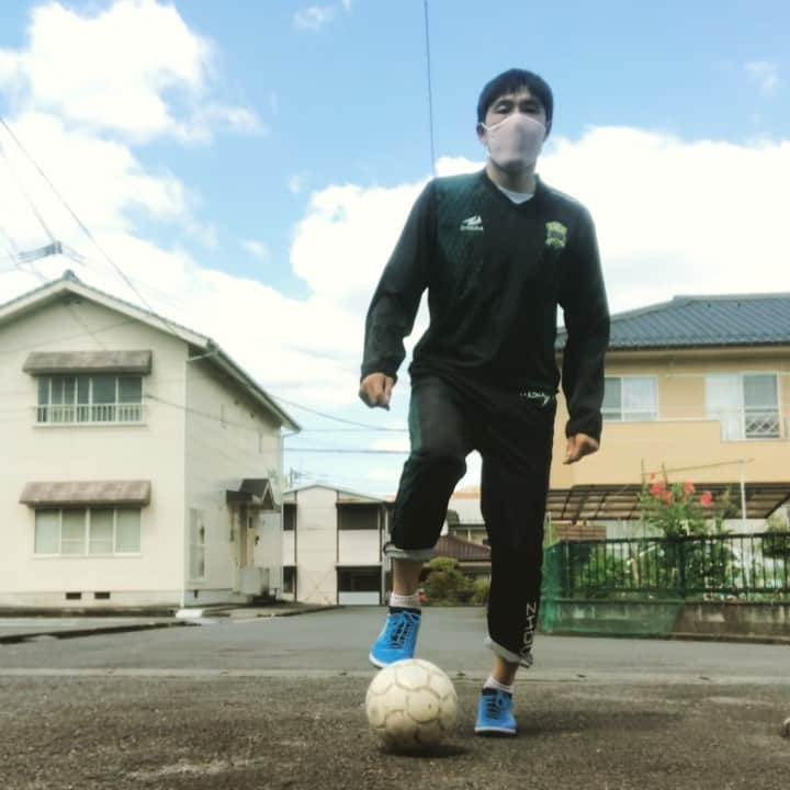 藤川朋樹のインスタグラム：「@tukinukeru  からご指名いただきました✌︎ #cotfootballerssoul  #activital #finta #deucao #kobe #pan  @nakayama_kinnikun @toshioteranishi  @suzu2futsal @ladygaga  @k.mbappe  @halusfutsal  #cotfootballerssoul をつけて次に繋げてください✌︎」