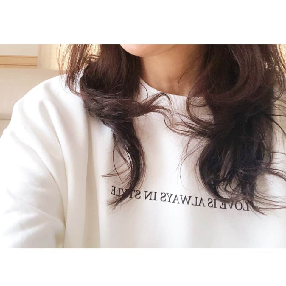 のインスタグラム：「2020.4.24 こんにちは☀️ ・ 不安な日々が続いています… ・ 今は、一人一人が自分が感染しているかも？と思いながら 生活していくことが 賢明ですね… ・ 明けない夜はない❗️ 止まない雨はない❗️ ・ 我慢しているのは 自分だけではなく、みんな同じ… ・ 頑張りましょうね♡♡♡ #stayhome #stayathome  #staysafe ・ ・ お家時間は、楽チンなスウェット❤︎ @naokookusa さんの真似っこ☻☻ ・ ・ ＿＿＿＿＿＿＿＿＿＿＿＿＿＿＿＿＿＿＿ ・ ・  #今日のコーデ#トレーナー#スウェット#zara#ザラ#locari#ロカリ#アラフィフ#fashion#おしゃれな人と繋がりたい#おしゃれさんと繋がりたい#お洒落さんと繋がりたい」