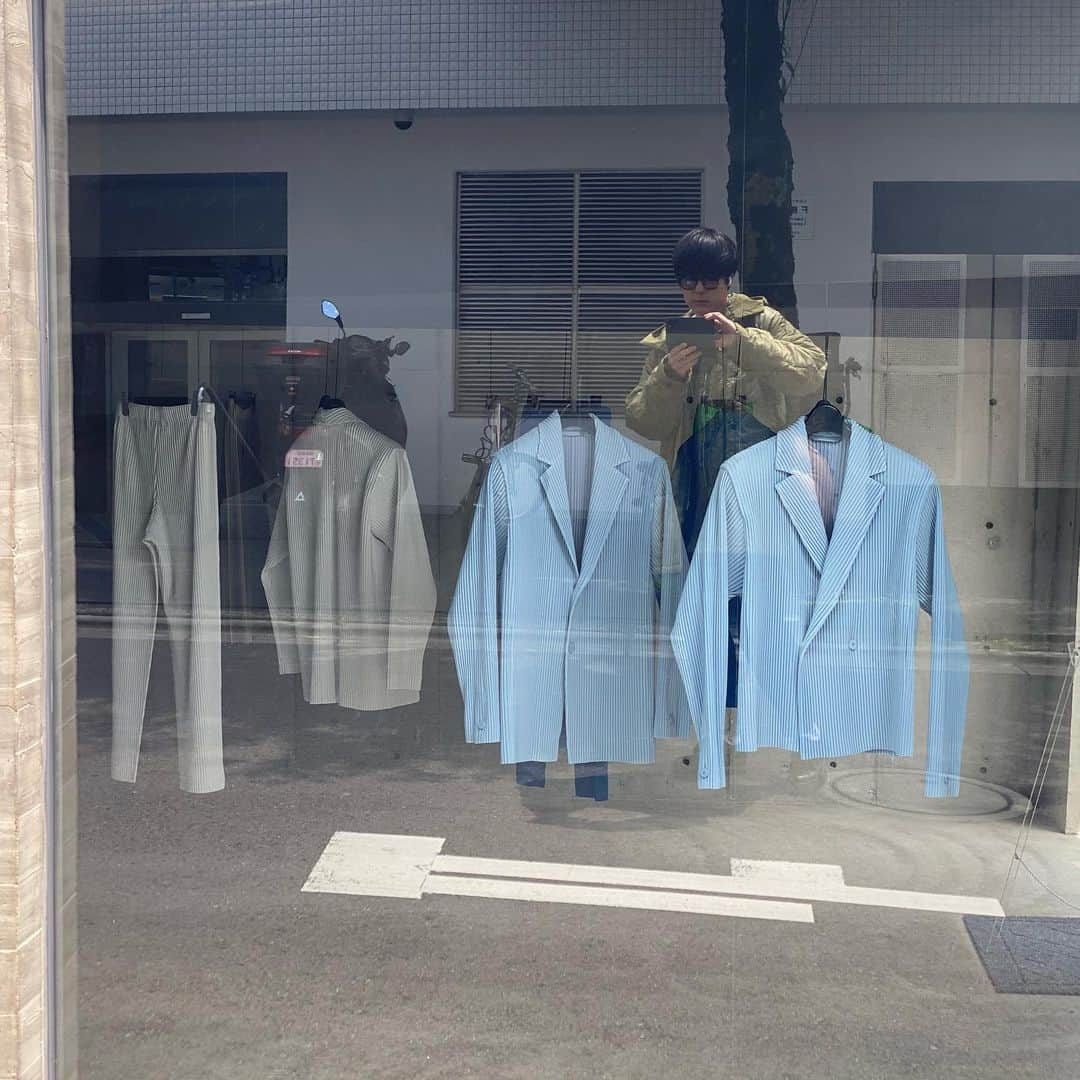 村本大輔さんのインスタグラム写真 - (村本大輔Instagram)「立ち寄らせるために「止まれ」って店の人が書いたのかな？相変わらずISSEY MIYAKE のPLEATS PLEASEは美しいな。好きだな。  #これはコロナの前に撮った写真です #ウソ #ISSEYMIYAKEは個性的な靴と合う」4月24日 13時56分 - muramotodaisuke1125