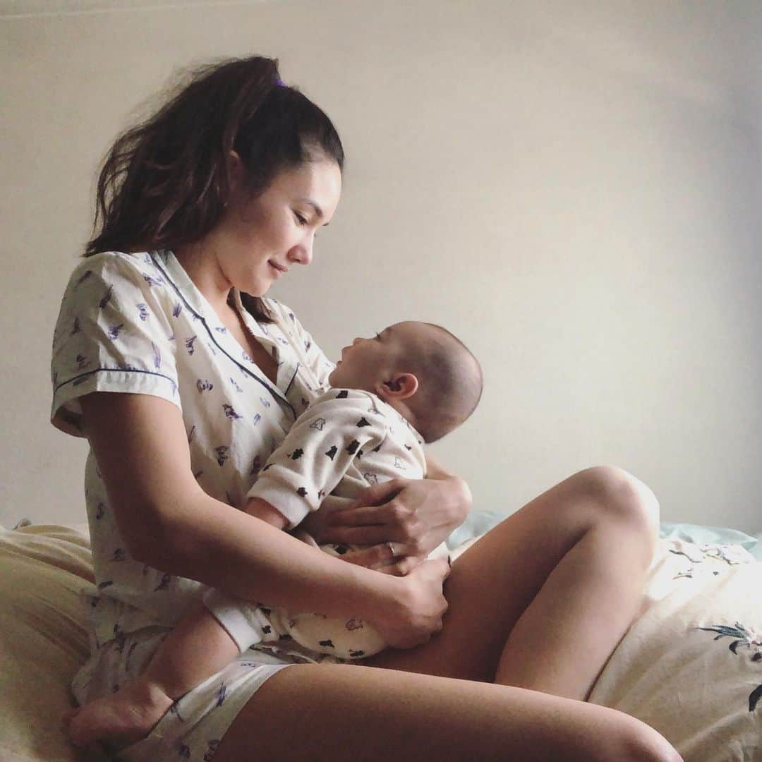 テイラー鈴木のインスタグラム：「#stayhome for us means we can stay in our pajamas all day and it isn’t weird at all ❤︎ #おうち時間 #myson #boymom」