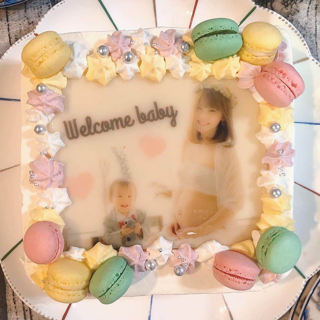 長谷川真美さんのインスタグラム写真 - (長谷川真美Instagram)「🎂💕 #WelcomeBaby 👼 ・ 出産する前々日に #ベビーシャワー #女子会風 に ちょこっとお祝いしました❤️ ・ #ケーキ は @iiicakejp ので 中央には好きな写真を 入れれるって事だったから 前に撮った #マタニティフォト🤰💕 ・ ラ・ロシェル南青山にて シェフパティシエとして活躍中の #猪又シェフ監修 のケーキで 見た目も可愛いし とっても美味しかった〜😋❤️ ・ #cakejpアンバサダー #新商品レビュー #ラロシェル南青山 #cake #cakejp #マタニティーフォト #写真入りケーキ #写真ケーキ #ウェルカムベビー #babyshower #宅配ケーキ　#はちきゅう兄弟」4月24日 14時01分 - maami.hase