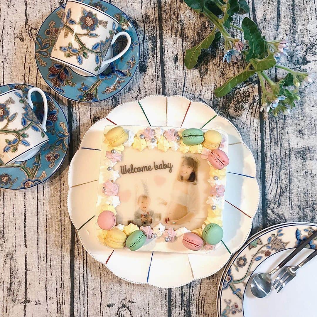 長谷川真美さんのインスタグラム写真 - (長谷川真美Instagram)「🎂💕 #WelcomeBaby 👼 ・ 出産する前々日に #ベビーシャワー #女子会風 に ちょこっとお祝いしました❤️ ・ #ケーキ は @iiicakejp ので 中央には好きな写真を 入れれるって事だったから 前に撮った #マタニティフォト🤰💕 ・ ラ・ロシェル南青山にて シェフパティシエとして活躍中の #猪又シェフ監修 のケーキで 見た目も可愛いし とっても美味しかった〜😋❤️ ・ #cakejpアンバサダー #新商品レビュー #ラロシェル南青山 #cake #cakejp #マタニティーフォト #写真入りケーキ #写真ケーキ #ウェルカムベビー #babyshower #宅配ケーキ　#はちきゅう兄弟」4月24日 14時01分 - maami.hase