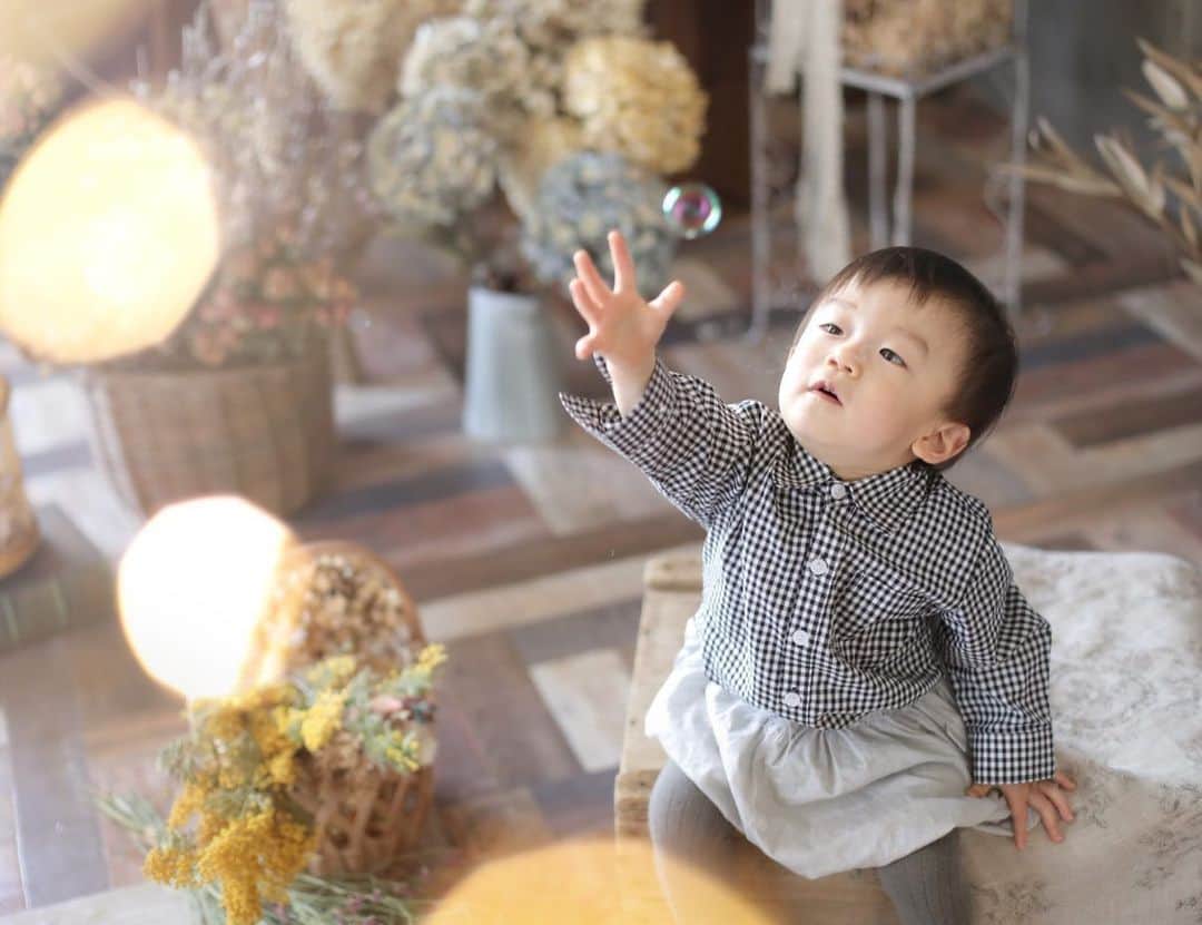 フォトスタジオノザキさんのインスタグラム写真 - (フォトスタジオノザキInstagram)「. お子様のファーストバースデー🎂 . 毎年の記念日をお写真というカタチに📷✨ ------------------------------------------- 皆様に安心して当店をご利用いただけますよう フォトスタジオノザキでは新型コロナウィルス感染予防としまして以下の対策を実施いたします。 ・店頭に消毒液を設置 ・店内全ての設備・おもちゃ・その他定期的に殺菌消毒処理 ・スタッフ開店前検温確認 ・スタッフマスク常備　 ご案内や写真セレクト時はマスクを装着 ・スタッフ撮影ごとに手洗い・消毒・うがい実施  皆様が快適に気持ちよく思い出となる写真が 残せますよう精一杯のご対応をさせて頂きます。 ------------------------------------------- . 詳細はこちら⇨（@photostudionozaki） . #フォトスタジオノザキ #photostudionozaki #宮崎 #写真館 #写真スタジオ #誕生日 #誕生日フォト #記念日 #記念日フォト #スタジオ撮影 #写真スタジオ #宮崎ママ #宮崎ママと繋がりたい #親バカ部 #赤ちゃんのいる生活 #ベビーフォト #バースデイフォト #ファーストバースデー」4月24日 14時03分 - photostudionozaki