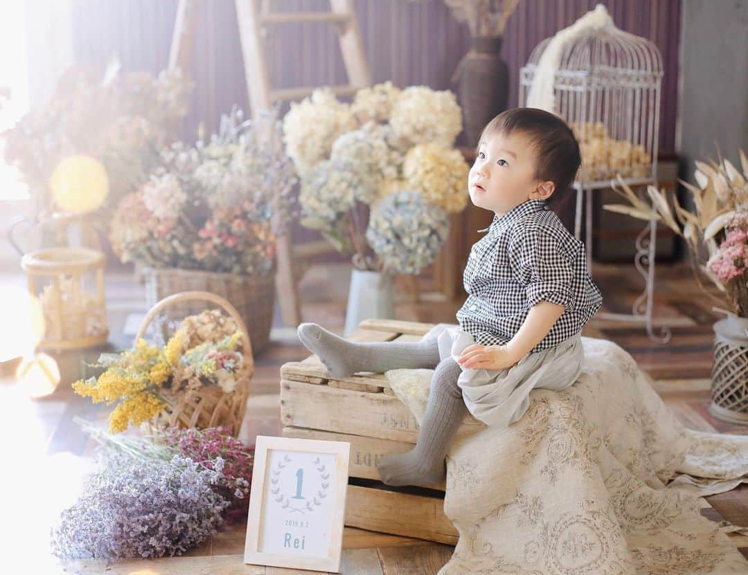 フォトスタジオノザキさんのインスタグラム写真 - (フォトスタジオノザキInstagram)「. お子様のファーストバースデー🎂 . 毎年の記念日をお写真というカタチに📷✨ ------------------------------------------- 皆様に安心して当店をご利用いただけますよう フォトスタジオノザキでは新型コロナウィルス感染予防としまして以下の対策を実施いたします。 ・店頭に消毒液を設置 ・店内全ての設備・おもちゃ・その他定期的に殺菌消毒処理 ・スタッフ開店前検温確認 ・スタッフマスク常備　 ご案内や写真セレクト時はマスクを装着 ・スタッフ撮影ごとに手洗い・消毒・うがい実施  皆様が快適に気持ちよく思い出となる写真が 残せますよう精一杯のご対応をさせて頂きます。 ------------------------------------------- . 詳細はこちら⇨（@photostudionozaki） . #フォトスタジオノザキ #photostudionozaki #宮崎 #写真館 #写真スタジオ #誕生日 #誕生日フォト #記念日 #記念日フォト #スタジオ撮影 #写真スタジオ #宮崎ママ #宮崎ママと繋がりたい #親バカ部 #赤ちゃんのいる生活 #ベビーフォト #バースデイフォト #ファーストバースデー」4月24日 14時03分 - photostudionozaki