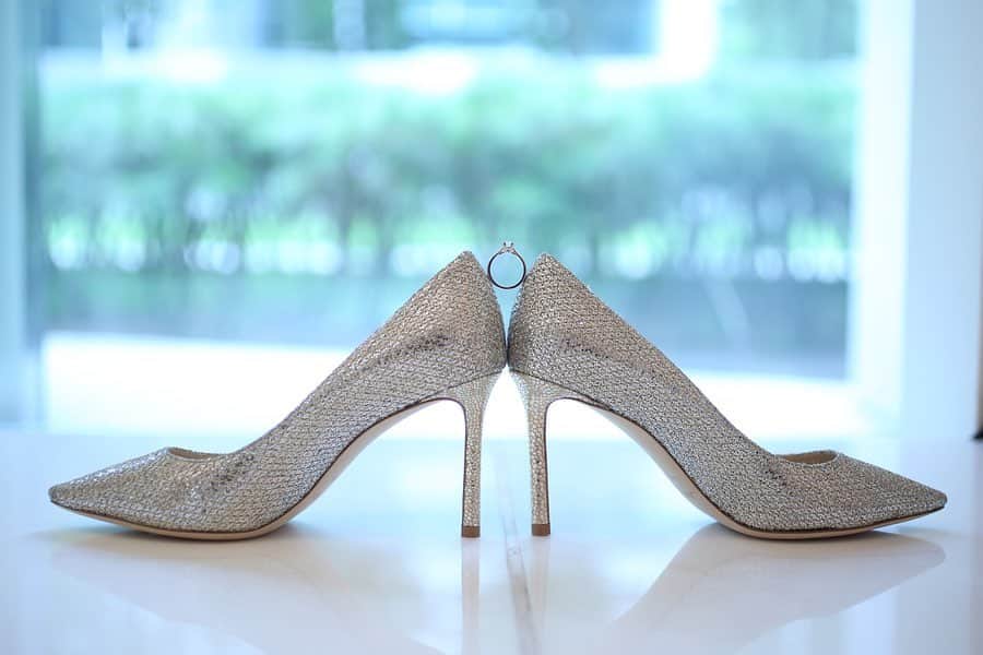 菊池沙都のインスタグラム：「結婚式思い出シリーズ📸 時間があるので思い出を振り返る#自己満グラム  Looking back on memories :) ♡ さすが#photographer 👏✨ #結婚式#結婚式小物#結婚式写真 #wedding#weddingphotography #コンラッド#コンラッド花嫁#CONRAD #婚約指輪 #engagementring  #結婚指輪#marriagering #ハリーウィンストン#harrywinston  #ハイヒール#jimmychoo  #新婦よりもハイヒールにこだわってくれた新郎 #心から感謝#ありがとう#私の旦那さん 『足元は見えないから憧れのヒール諦める』 と言う私に 『一生に一度、せっかくだから良いヒール履こう』と。」