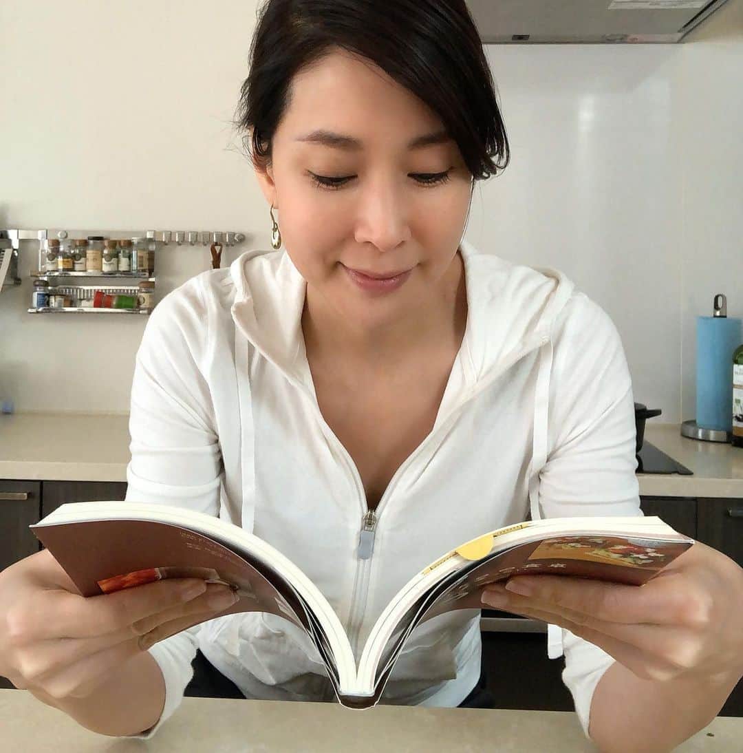 のインスタグラム：「どーせなら、この際お料理のレパートリーを増やそうと、新しい料理本を熟読。美味しいもの&お料理好きの友人の話によく出てくるariko さんのレシピ本。手軽に作れるし、もう一品欲しいな、という時に役立ちそう！ちなみにこの中の麻婆春雨を作ってみたら好評でしたよ。  #レシピ本　#うちごはん #arikoの食卓 #内田恭子　#kyokouchida」