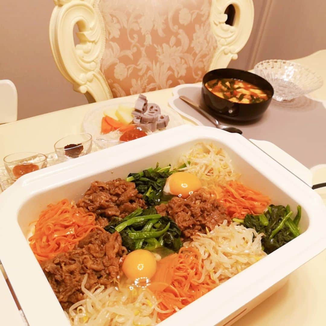 中島彩のインスタグラム：「@bruno_enjoy でプレートピビンバ💕 お肉の味付けには #お家時間焼肉 で作った @le.cocon_4 先生の焼肉のタレを使いました😘 今夜のサーモンユッケの味付けも @le.cocon_4 先生のまぐろユッケレシピを使いました😘(買い出し行けてなくてネギが切れてたから抜きで💦)まぐろユッケの味付けが家族に大好評だったので...😍 レシピは先生のインスタに公開されてますよ～💕 #おうちごはん 　#stayhome  #プレートごはん #ブルーノホットプレート #ピビンバ　#サーモンユッケ」