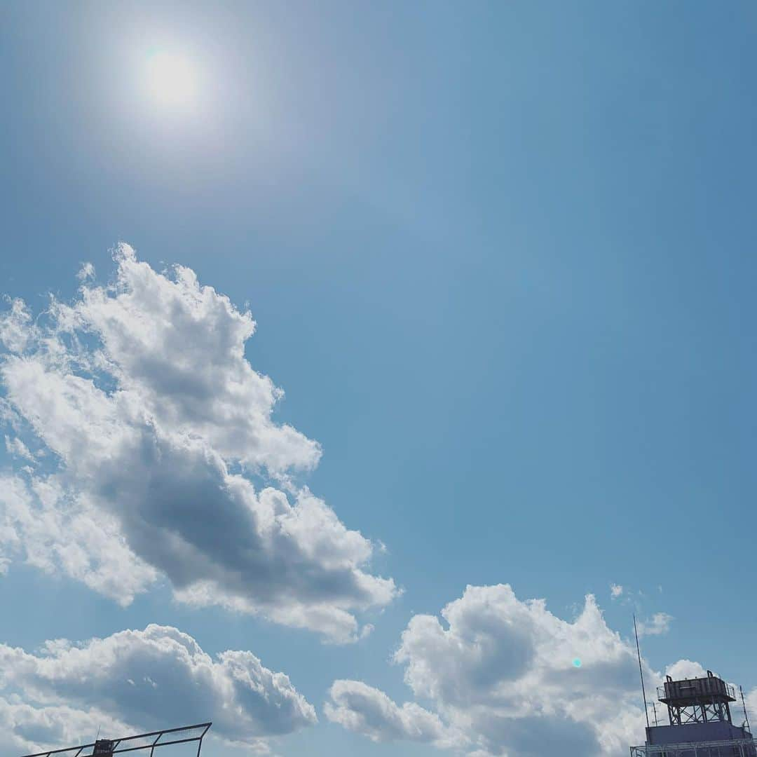 井上和香さんのインスタグラム写真 - (井上和香Instagram)「. 今日も天気がよくて気持ちいい日ですね。  外に出かけたくなる気持ち、凄くわかります。  でも、出かけないでください。  仕事などでやむを得ない場合以外は、自分や大切な人を守るために、どうかどうか家にいてください。  これ以上、悲しいお別れをしたくないです。  コロナウイルスに関して私ができることは手洗いと家にいること。 今は辛くても、またみんなと会える日が1日でも早くくる為に、みんなで頑張りましょう！  今日は綺麗に晴れた空を眺めながら、祈りたいと思います。 . #stayhome  #家にいよう #今できることを」4月24日 14時14分 - inoue_waka