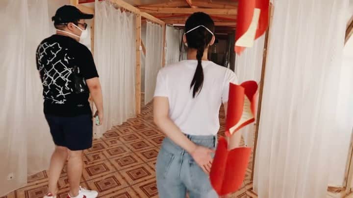 のインスタグラム：「Turnover and blessing of the Emergency Quarantine Facility for Fe Del Mundo Medical Center today. Thank You Lord for this provision, and to the incredible team behind this. @wtadesignstudio 👏🏻 To my sisters @danibarretto and @claudia, thank you so much girls. Thank you to everyone who took part on this mission, with your generosity, this was made possible. The EQF will start operating tomorrow. Walang sawang pasasalamat sa lahat ng frontliners. 🙏🏼 Our quarantine has been extended, let’s continue to hold onto each other for strength, light and hope ❤️ #ParaMayBukas」