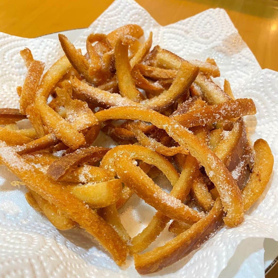 野間美由紀のインスタグラム：「昨日サンドイッチを作ったので、パンの耳を揚げる。実はパンが6枚切りだったので、夫と2人がかりで12枚にスライスしたのでした。両側を1人が押さえて1人がパン切り包丁でw なので太さにムラがあります。」