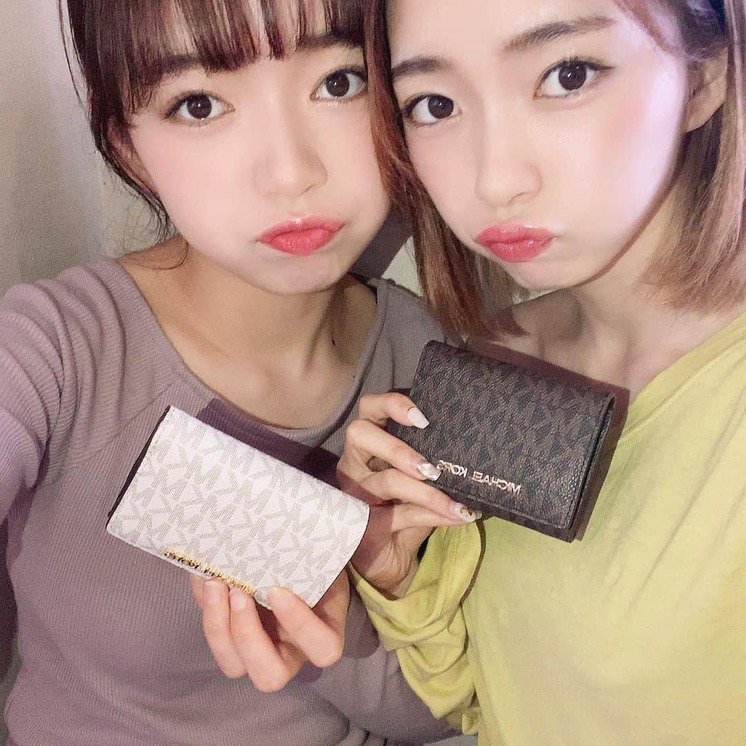 塩川裕美さんのインスタグラム写真 - (塩川裕美Instagram)「. 2人ともそれぞれことし卒業だったから お母さんにお祝いで買ってもらった🧸💯 . 荷物多い族だから財布から小型化(笑) . . 最近実家にこもってる間は毎日妹にJO1布教されてる👶 おかげで曲が頭から離れんよ🦠 . . . . #michaelkors #michaelkorswallet #graduation #selfie #jam #変顔 #姉妹 #三つ折り財布 #財布新調 #福岡県民 #自撮り #サロモ #自粛中の過ごし方 #japanesegirl」4月24日 14時22分 - hiromin_0212