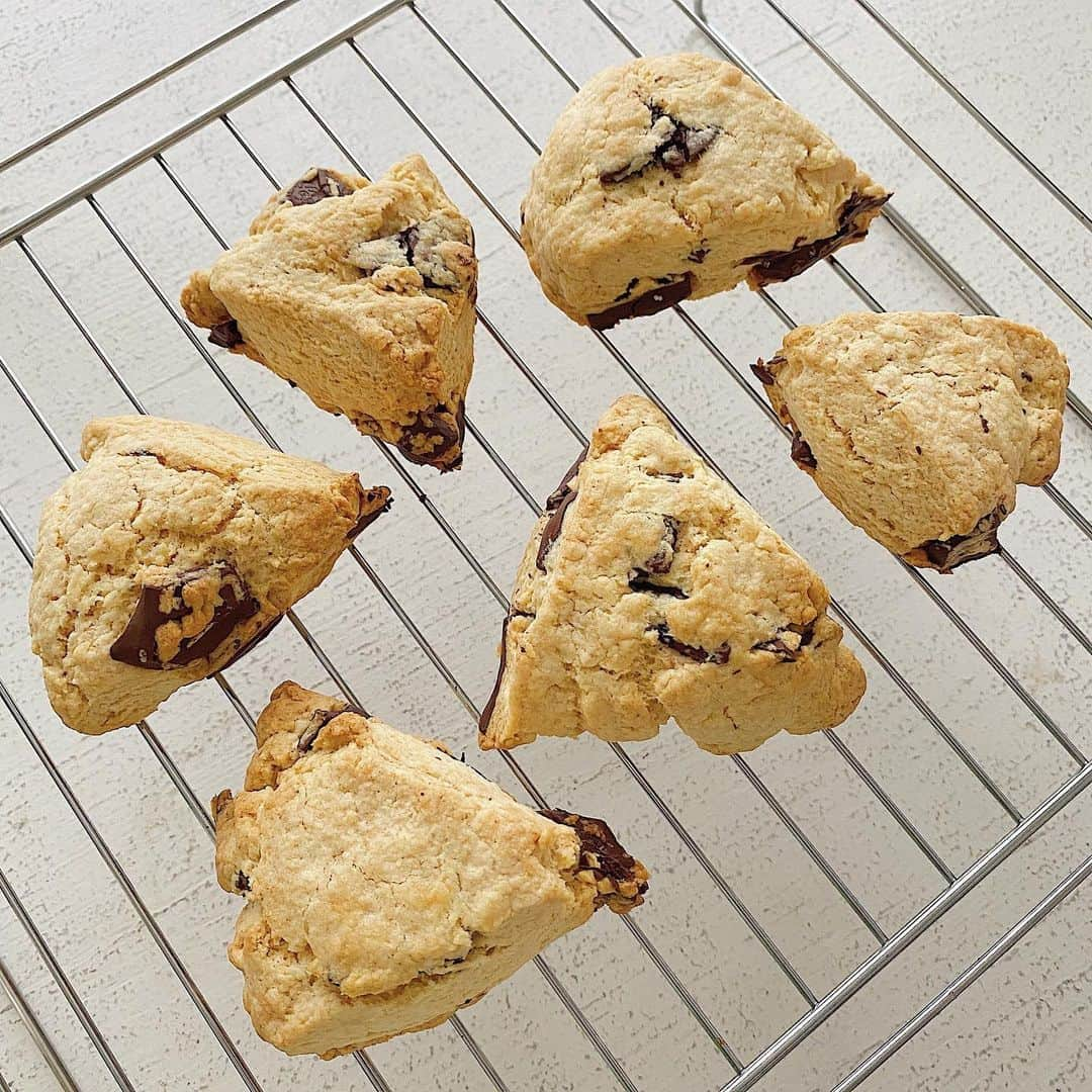 川本莉菜さんのインスタグラム写真 - (川本莉菜Instagram)「Chocolate scones.  ホットケーキミックスでめっちゃ簡単に作れて、冷めてもサクサクして美味しかった🍪🤍 . . . #baking #scones #chocolatescones #stayhome #pancakemix #ad #おうち時間 #チョコレートスコーン #お菓子作り」4月24日 14時32分 - kawamoto.rina