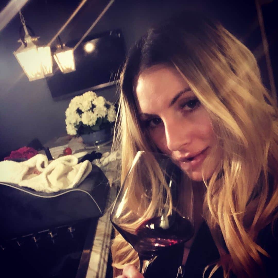 ティーガン・プレスリーのインスタグラム：「#quarantine #dinner」