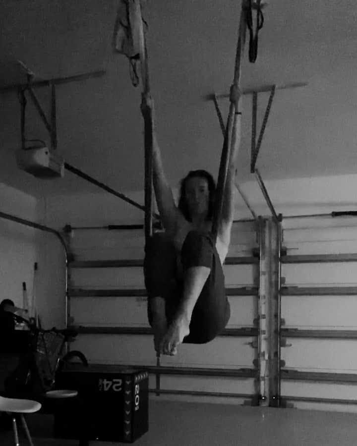ビクトリア・アザレンカのインスタグラム：「Learning some new skills 🙃 at 1 am 😂」