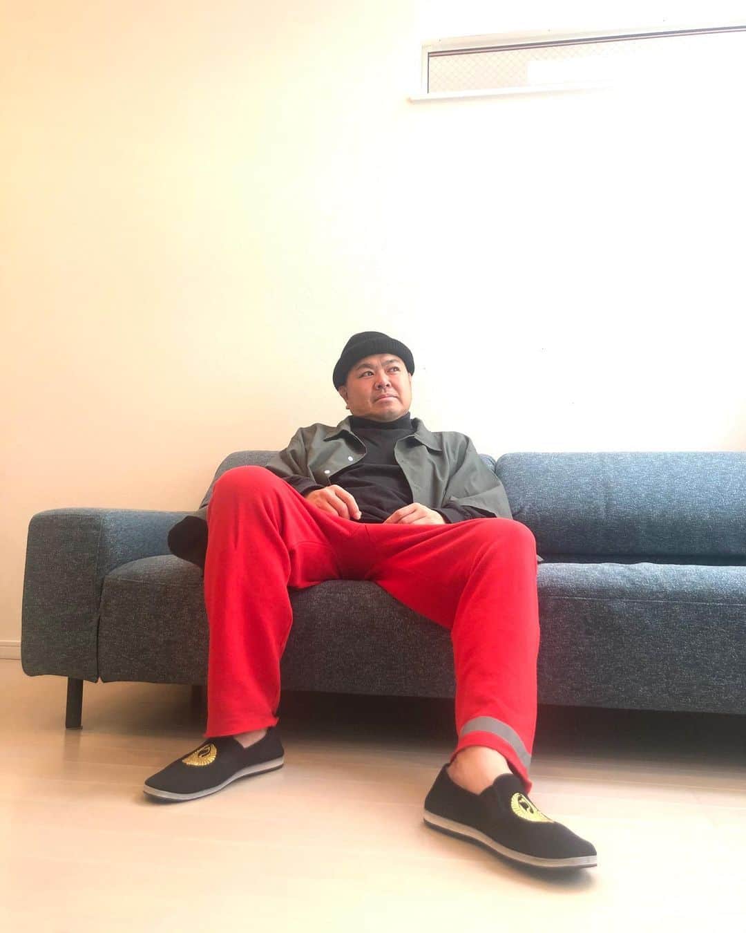 大地洋輔のインスタグラム：「先日　@fashionsnapcom  さんに載せて頂きました！ 🙇🏻‍♂️🙇🏻‍♂️🙇🏻‍♂️🙇🏻‍♂️🙇🏻‍♂️🙇🏻‍♂️🙇🏻‍♂️🙇🏻‍♂️🙇🏻‍♂️ これは嬉しい😭  ありがとうございました 🙇🏻‍♂️㊗️🙇🏻‍♂️㊗️🙇🏻‍♂️㊗️ shirt @fifth_general_store_tokyo  inner 古着  pants @fifth_general_store_tokyo  shoes @supremenewyork  @sasquatchfabrix_official  Photo by mitsue  #ファッション雑誌風写真 #在宅ファッション #おじさんデブモデル #在宅スナップ #家スナップ #家スナ」