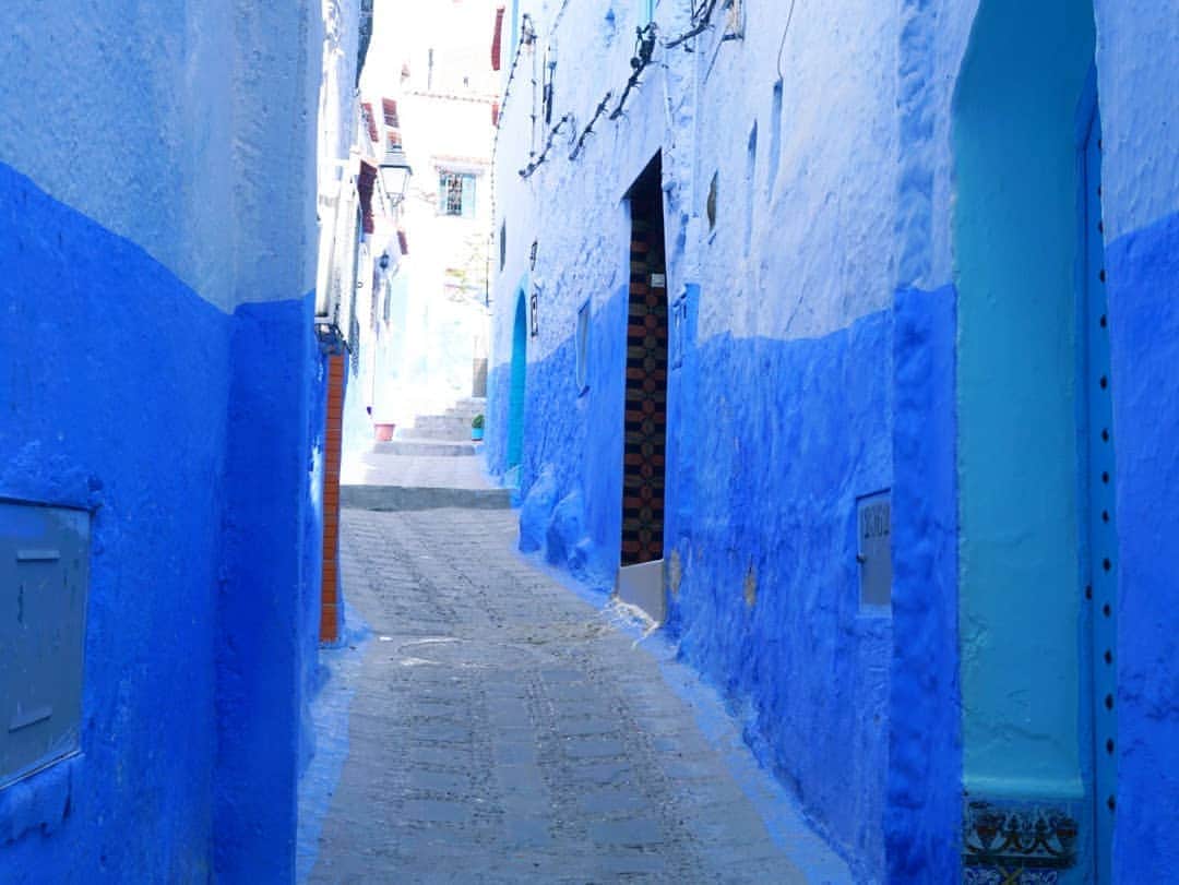 小野木里奈さんのインスタグラム写真 - (小野木里奈Instagram)「_ モロッコの街は歩いてるだけで楽しい💙 そしてどの街も扉がすごくかわいいのです🤗 . 気づいたらカメラの中身、半分は扉シリーズ✨ . . . #モロッコ #シャウエン #青い街 #青の世界 #モロッコ旅行 #いつかの写真 #いつかの#モロッコ旅行 #モロッコ旅 #シェフシャウエン #旅行好きな人と繋がりたい #女子旅 #タビジョ #北アフリカ #アフリカ旅行 #旧市街 #メディナ #タビスタグラム #青の街 #コロナで気が滅入るからみんなの写真で旅行しようぜ #travel #travelphotography #morocco #moroccotravel #morocco🇲🇦 #moroccotrip #moroccophotography #chaouen #chaouen💙 #chafchaouen #chaouencity」4月24日 14時39分 - rina_onogi