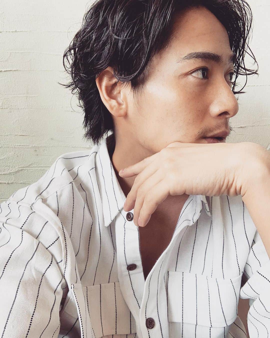 土屋光太朗のインスタグラム：「自粛でストレス溜まってる人いたら 早起きして(朝9時くらいまでには起きる) 家の周辺をお散歩して太陽浴びるといいよ。1日がすごく有意義な日になるし、1日のスタートが好調すぎるよ！ #コロナ　#自粛の過ごし方　#横顔」