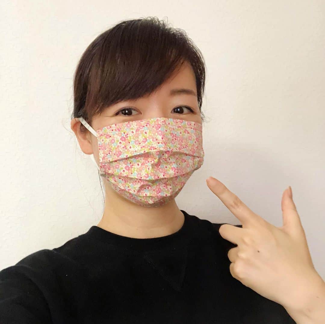 進藤やす子さんのインスタグラム写真 - (進藤やす子Instagram)「✳︎ わーい！めちゃくちゃ可愛いマスクが届いた〜😍😍😍 . なんと！いつもお世話になってる優子さん（PR会社の社長） @yashikawa の手作り✨ . さすが #文化卒 ！ドレス👗を作っていただけあって超〜綺麗！立体感あるから衝撃的に着け心地もいい！ . 優子さんのアカウントでこのマスクの作り方が投稿されてるので気になる方は見てみてね〜❤️ （←なんと既に保存回数が1万超えというすごいバズり方をしているらしい） . しかし優子姉、カンクンのビーチでダンスクイーンに輝いたり（鮮やかだったw）引き出し多すぎるわ😂 . . 今すぐ #YUKOASHIKAWA ってブランド立ち上げて！ #手作りマスク  @yashikawa」4月24日 14時52分 - yasukoshindo