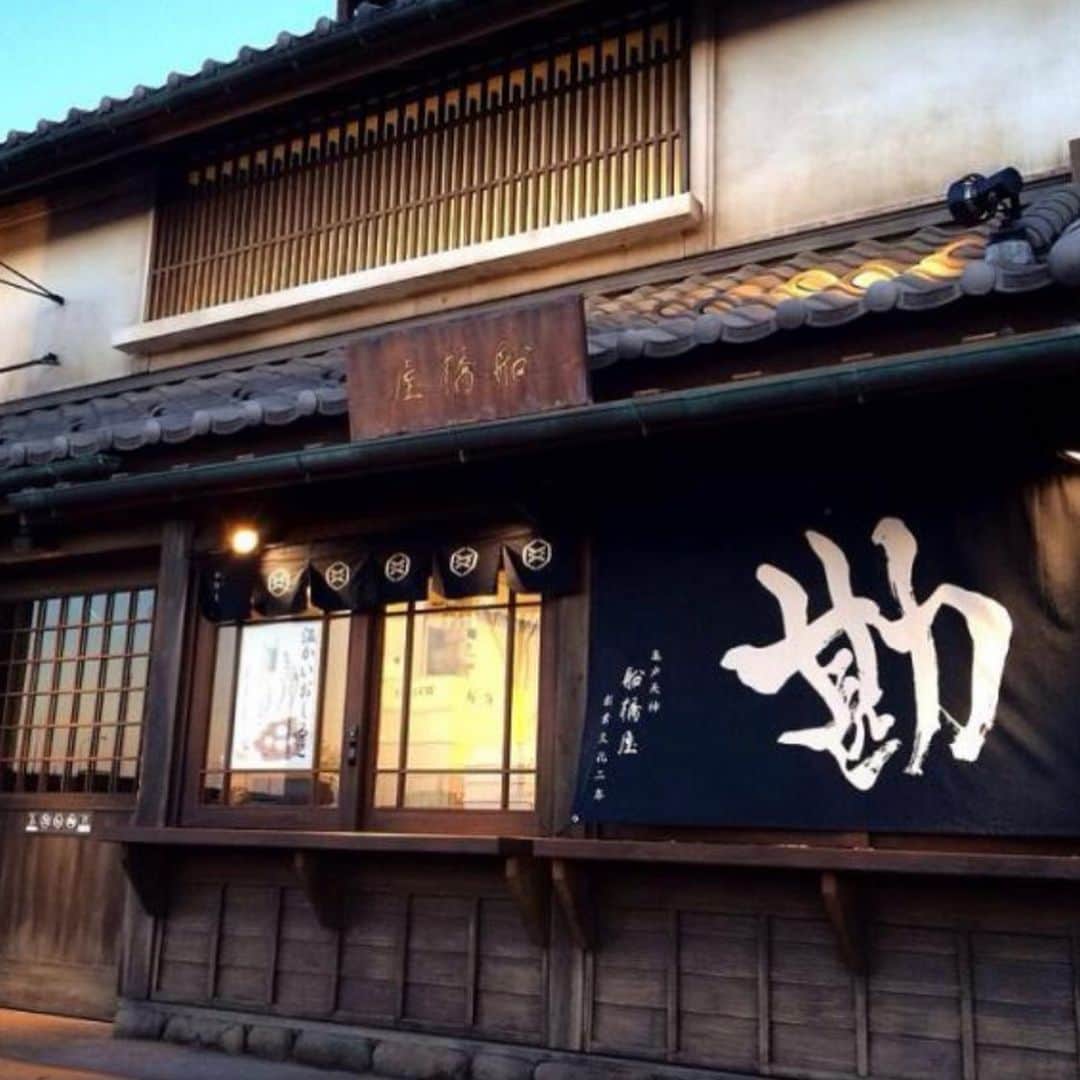 岡西佑奈さんのインスタグラム写真 - (岡西佑奈Instagram)「午前の作品制作が終わって お昼ご飯食べ終わって ちょうど甘いものが食べたいなぁと思っていたら ピンポーンってお取り寄せしていた 船橋屋のくず餅とくず餅プリンが届きました❣️. 船橋屋は文化２年（1805年）創業のくず餅を販売している老舖。 くず餅は発酵食品なので甘いもの食べながら身体にもいいことなんて嬉しいなぁ^ ^  ご縁は羽生PAの鬼平江戸処店に「勘」の文字を描かせていただいてからのこと。 車でも遠くに出かけられるようになったら 久々に寄りたいな。 お家での楽しみ方はさまざまですね^ ^ みんなで乗り越えていきましょう✨  #船橋屋#くず餅#発酵食品#乳酸菌#保存料なし#calligraphy#yuunaokanishi#書道#書道家#岡西佑奈#書道家岡西佑奈」4月24日 14時53分 - yuunaokanishi