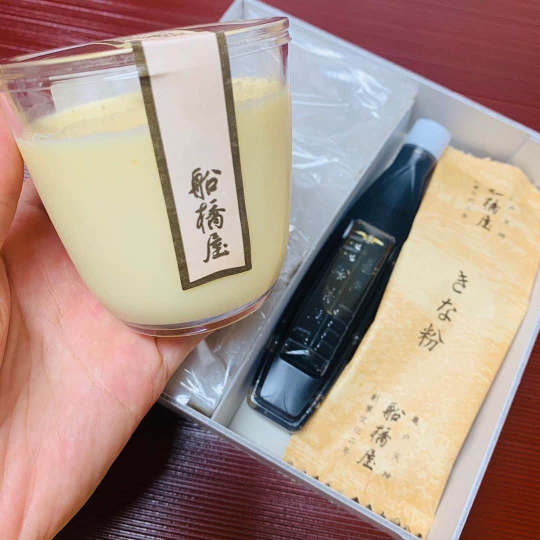 岡西佑奈さんのインスタグラム写真 - (岡西佑奈Instagram)「午前の作品制作が終わって お昼ご飯食べ終わって ちょうど甘いものが食べたいなぁと思っていたら ピンポーンってお取り寄せしていた 船橋屋のくず餅とくず餅プリンが届きました❣️. 船橋屋は文化２年（1805年）創業のくず餅を販売している老舖。 くず餅は発酵食品なので甘いもの食べながら身体にもいいことなんて嬉しいなぁ^ ^  ご縁は羽生PAの鬼平江戸処店に「勘」の文字を描かせていただいてからのこと。 車でも遠くに出かけられるようになったら 久々に寄りたいな。 お家での楽しみ方はさまざまですね^ ^ みんなで乗り越えていきましょう✨  #船橋屋#くず餅#発酵食品#乳酸菌#保存料なし#calligraphy#yuunaokanishi#書道#書道家#岡西佑奈#書道家岡西佑奈」4月24日 14時53分 - yuunaokanishi
