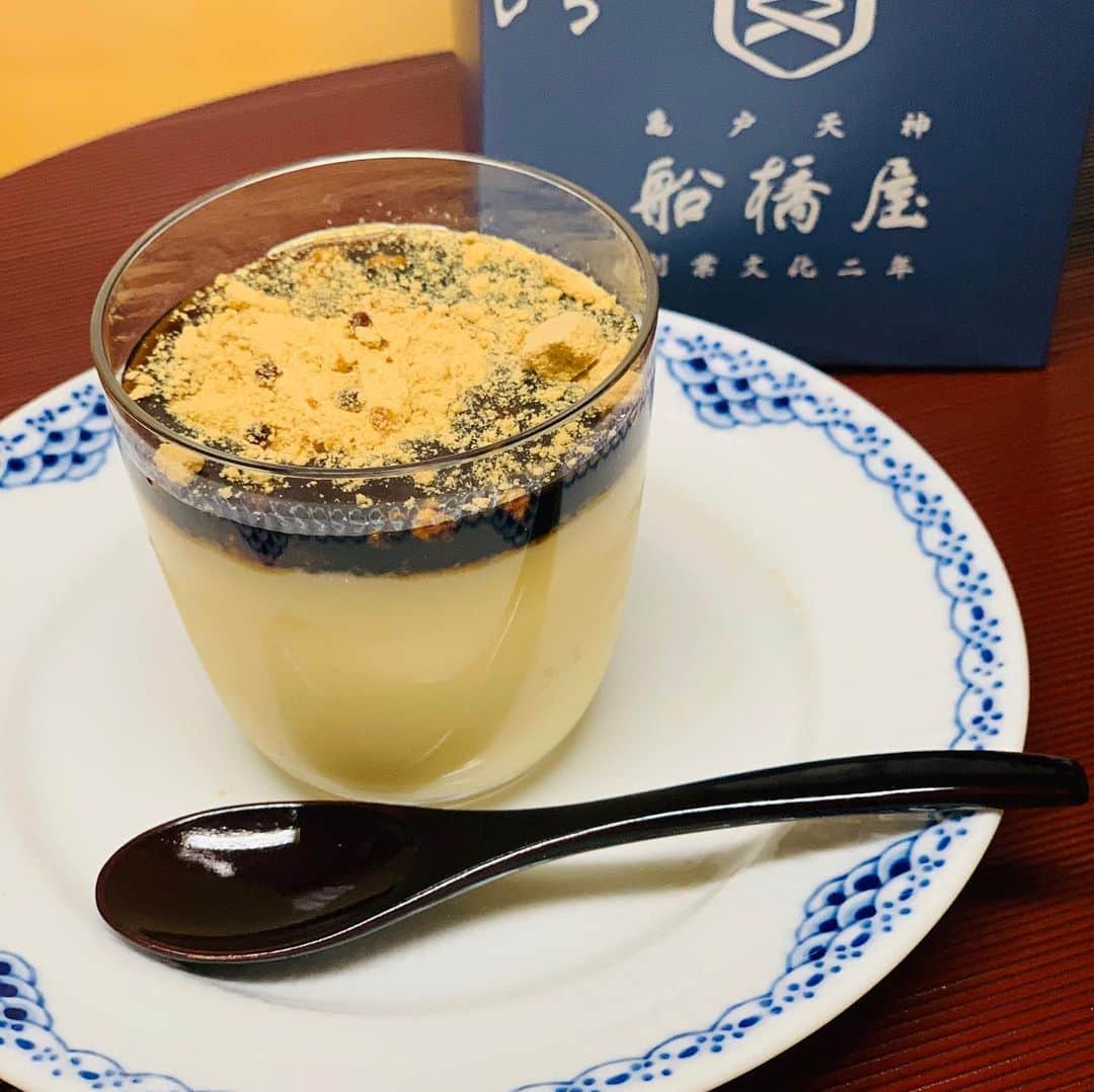 岡西佑奈さんのインスタグラム写真 - (岡西佑奈Instagram)「午前の作品制作が終わって お昼ご飯食べ終わって ちょうど甘いものが食べたいなぁと思っていたら ピンポーンってお取り寄せしていた 船橋屋のくず餅とくず餅プリンが届きました❣️. 船橋屋は文化２年（1805年）創業のくず餅を販売している老舖。 くず餅は発酵食品なので甘いもの食べながら身体にもいいことなんて嬉しいなぁ^ ^  ご縁は羽生PAの鬼平江戸処店に「勘」の文字を描かせていただいてからのこと。 車でも遠くに出かけられるようになったら 久々に寄りたいな。 お家での楽しみ方はさまざまですね^ ^ みんなで乗り越えていきましょう✨  #船橋屋#くず餅#発酵食品#乳酸菌#保存料なし#calligraphy#yuunaokanishi#書道#書道家#岡西佑奈#書道家岡西佑奈」4月24日 14時53分 - yuunaokanishi