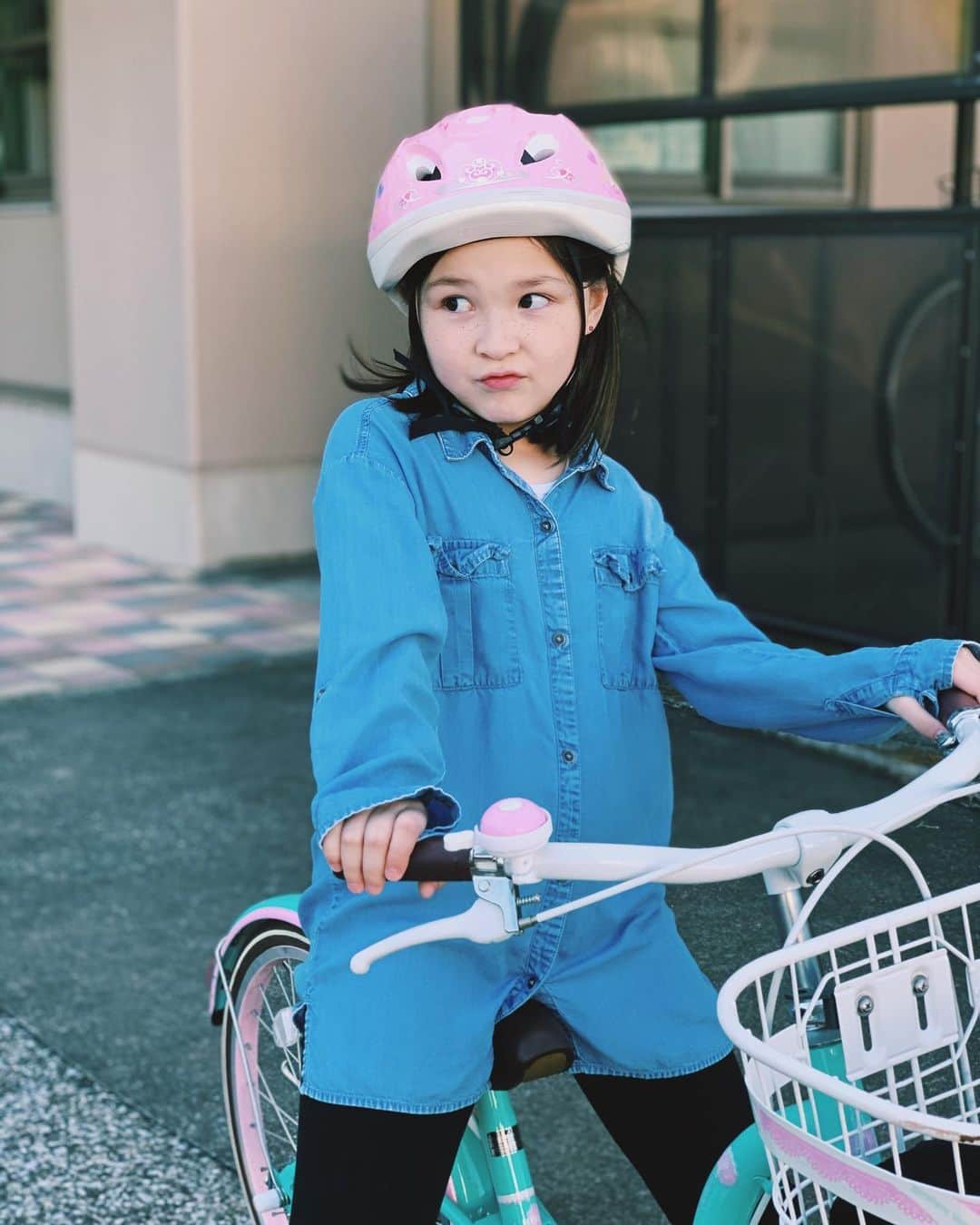 バイリンガル3兄妹のインスタグラム：「プリンセスのヘルメット 「このヘルメット子供っぽくない？エマもう8歳だよ？」 って言われた  子供っぽいけど あなたは子供ですので！😂 と思ったけど なかなか色々変化が見られるお年頃。  洋服も趣味がしっかりしてきて 毎朝自分で選ぶけど 結局「暑い！」ってなって 脱いで下着で家にいることが95%😂 そんなエマが今一番欲しいのはスポブラらしい😂  そういうのに憧れた時期あったよねー アメリカではトレーニングブラっていうのかな？  日本でもそういうのか？ わたしの時代はスポブラだったけど…  とにかく… まだ早いよね😂」