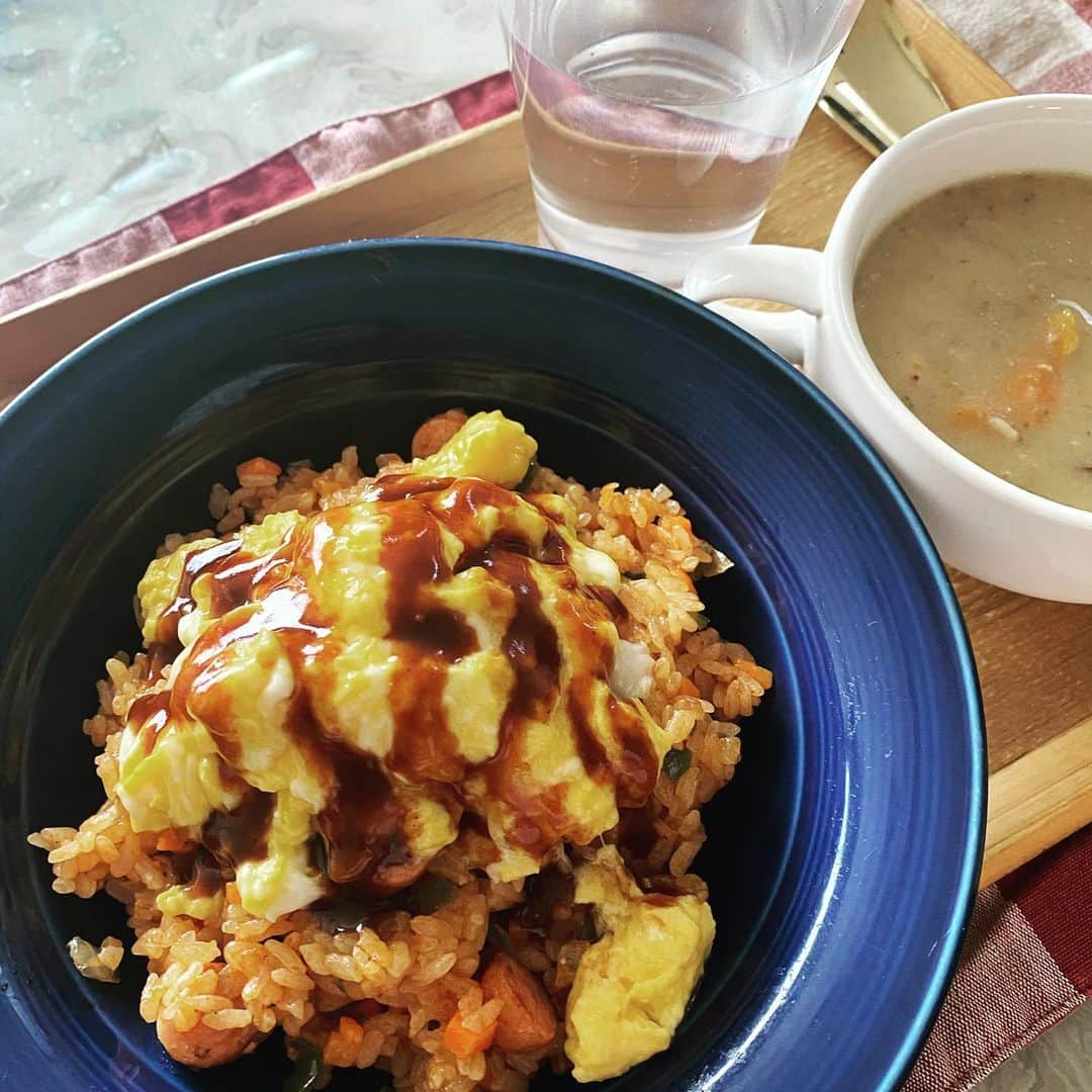 大神いずみのインスタグラム：「このところずぅーーーーっと キッチンで何か作って一日が暮れていく気がすんですけど😵  さっき朝ごはんの片付けが終わったのに、もう息子たち『今日のお昼なに？』 肩で息をしながらフライパンを振り続けているような今日この頃です😫  今日はクズ野菜で作ったオムライス（もう私卵で包まない）と 昨夜の残り物のシチュー。  とうとうキッチンのガスコンロが 『…ひぃ💧』と音をあげるように 調子悪くなってしまいました😖  元気でいれば家から一歩も出ずとも腹は減る。 人に会わねど物は壊れる。 ひぃぃぃ… それでもみんな元気でいるのは 幸せなことですよね😂  あ…もうこんな時間😞  今日の晩ご飯 誰か考えて〜😱💦 #電球も家中なんだか切れがち #ウチはにわかにスニーカー屋敷 #この前買ったお米ももう切れた #大神いずみ #Izumi Motoki #野球母 #野球弁当 #韓国語  #BTS #ノンストップ #いいものプレミアム」